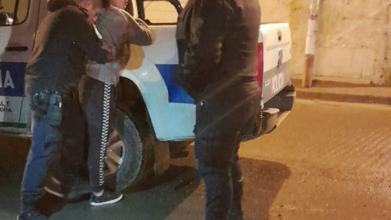 ¡Infraganti! Lo atraparon robando una caja de elementos de una camioneta