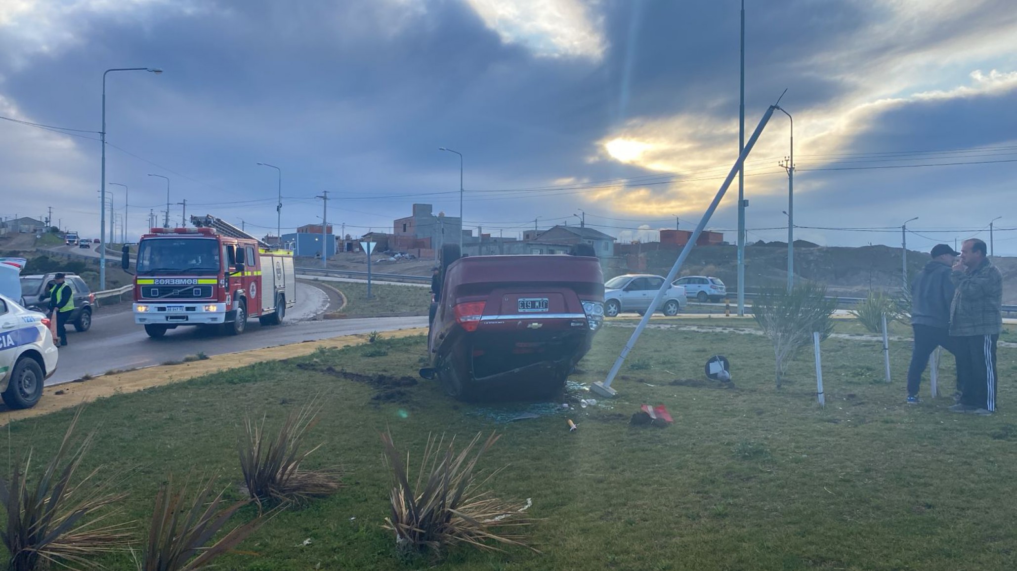 Una mujer de 25 años perdió el control del auto y volcó