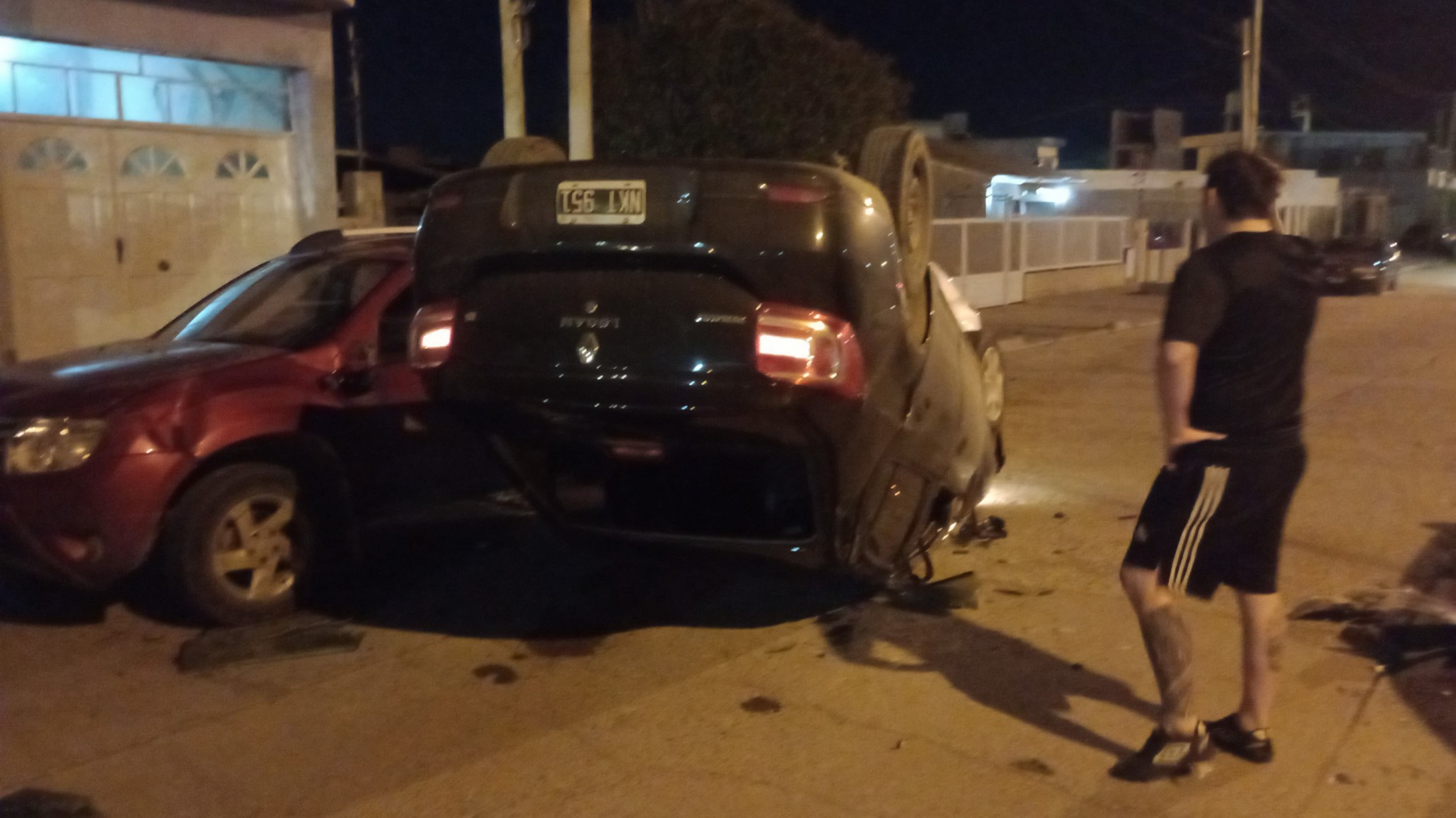 Perdió el control y volcó: chocó dos autos estacionados