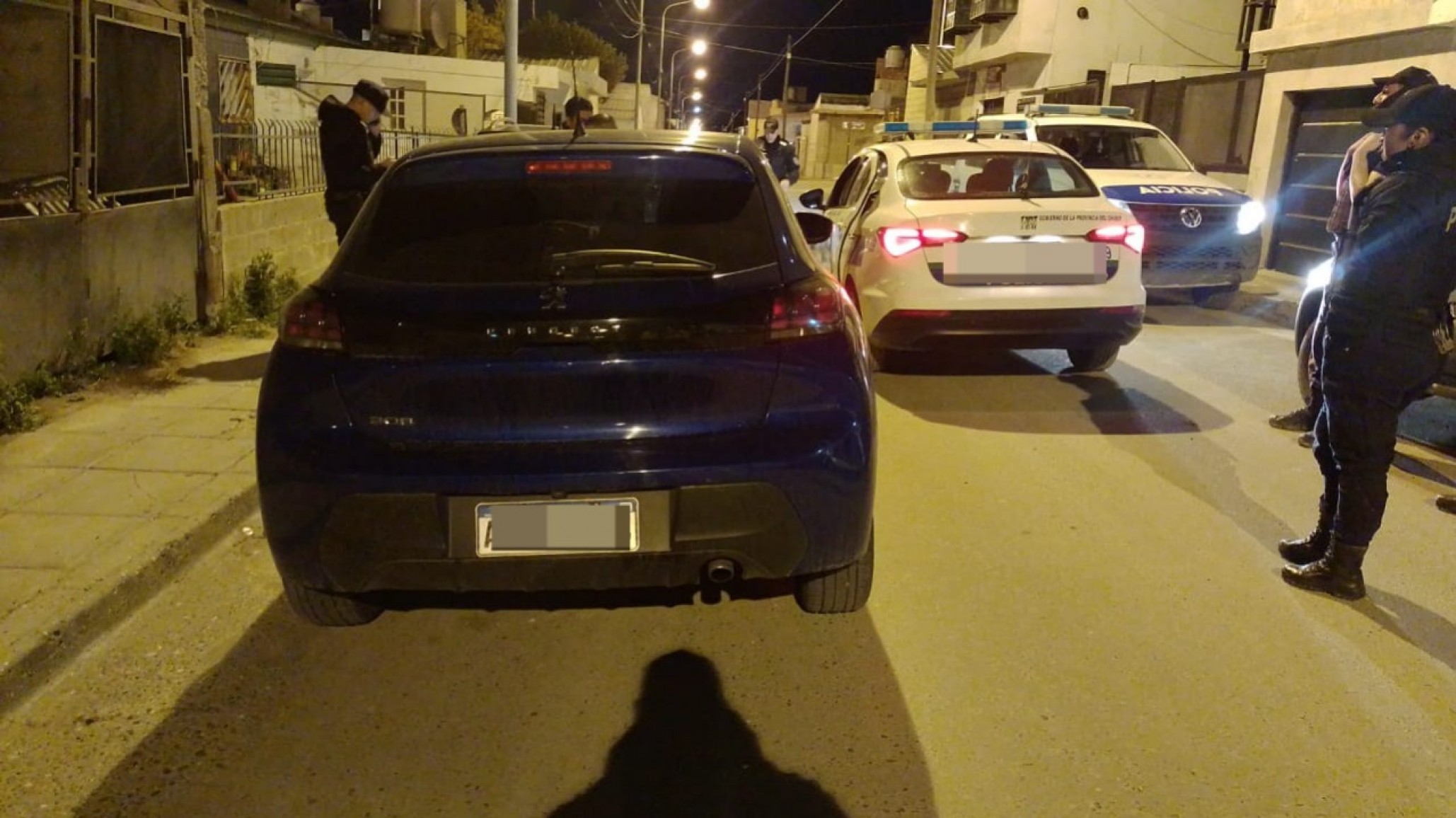 Luego de una persecución por cruzar semáforos en rojo, estacionó y se dio a la fuga