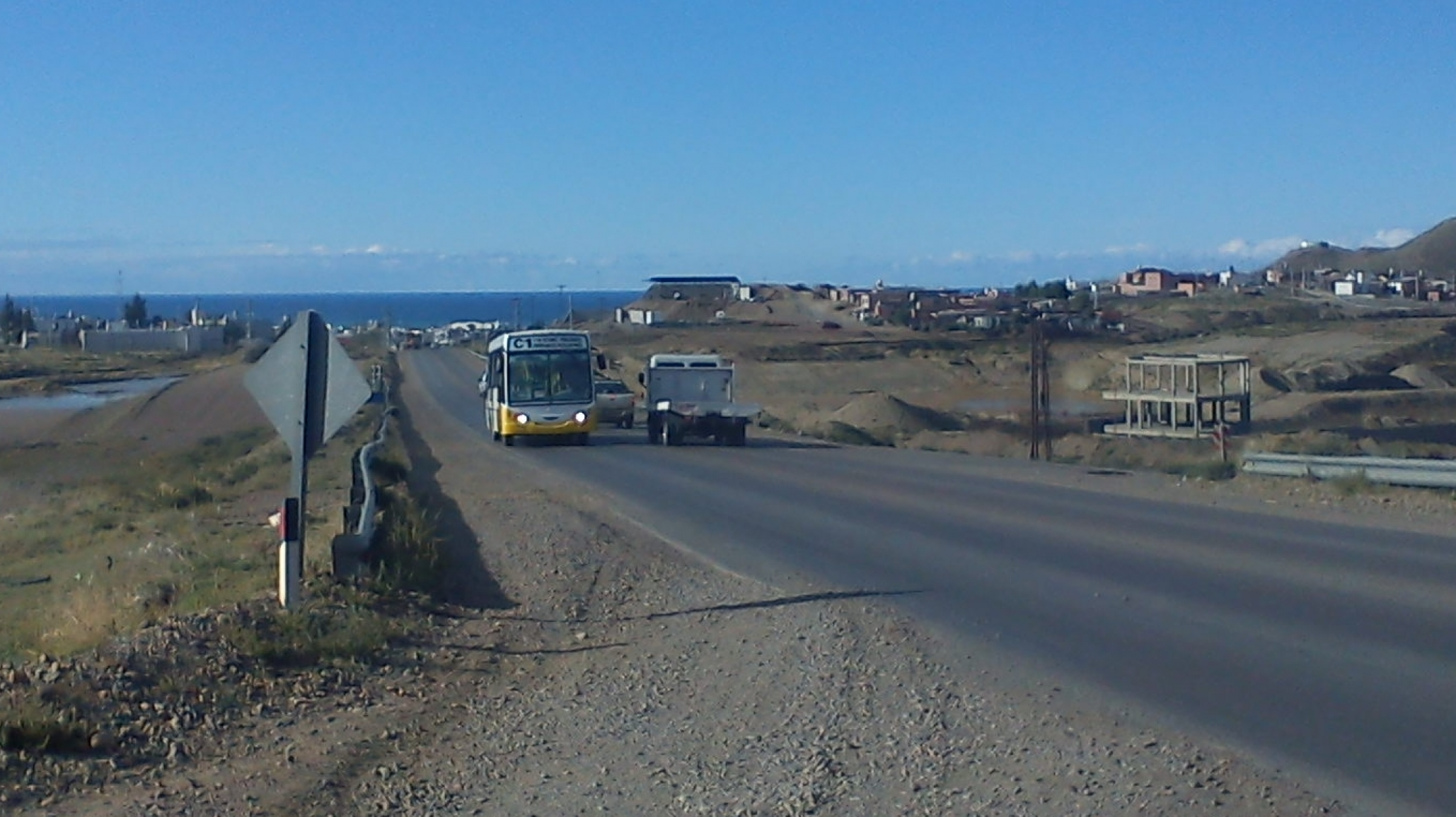 Terror en Caleta Olivia: un niño de dos años deambulaba solo en la Ruta 12