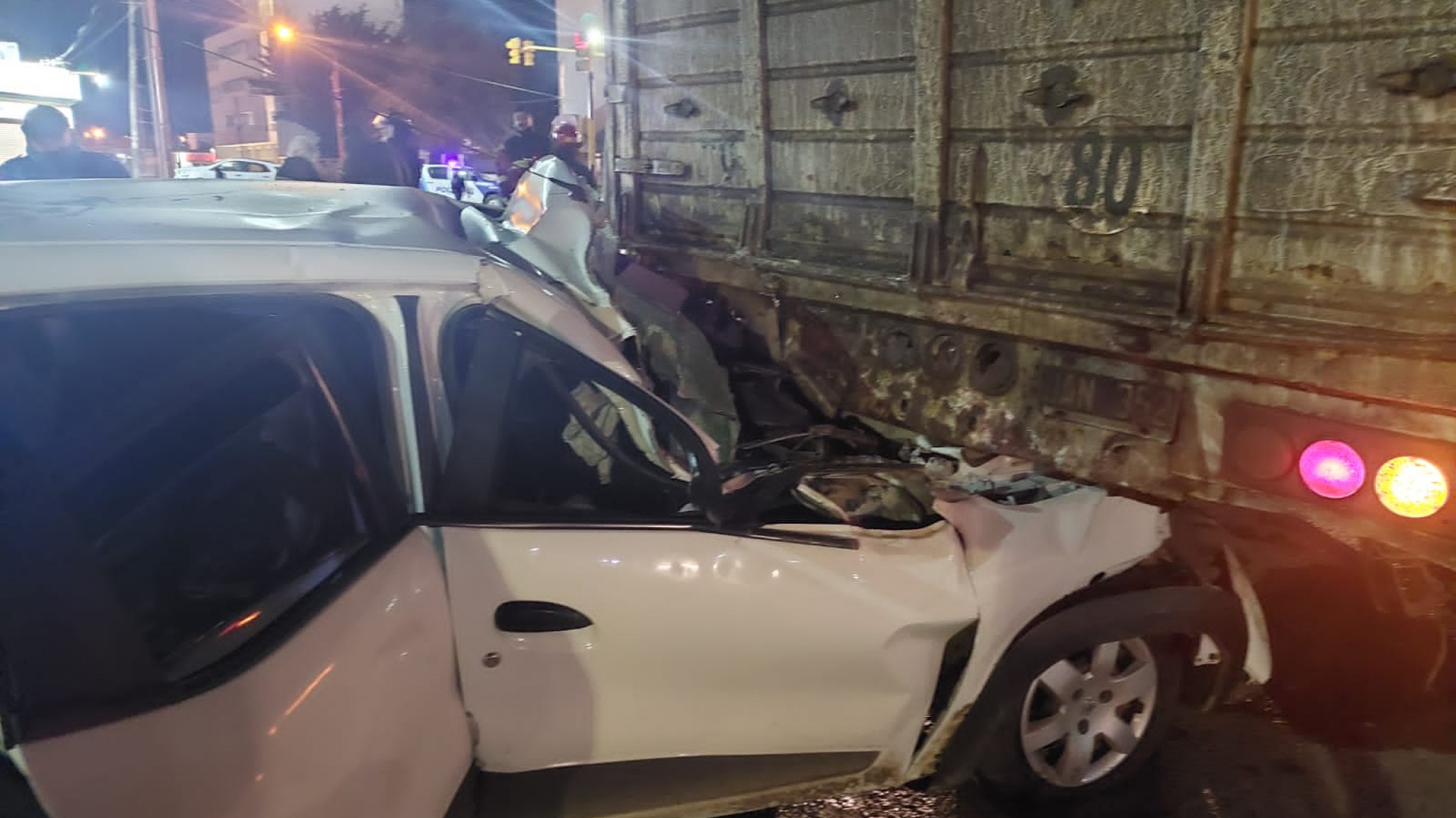 Un auto chocó contra la parte trasera de un camión: un herido fue trasladado al hospital