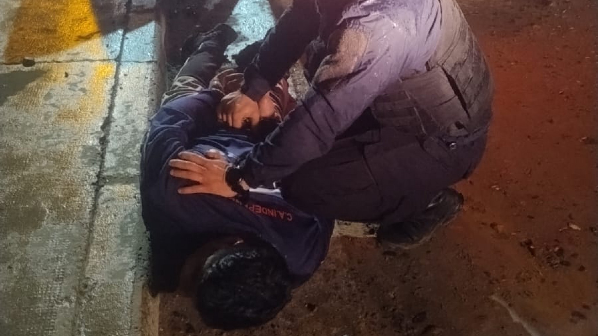 Vio a policías, descartó un arma y quiso huir, pero lo atraparon