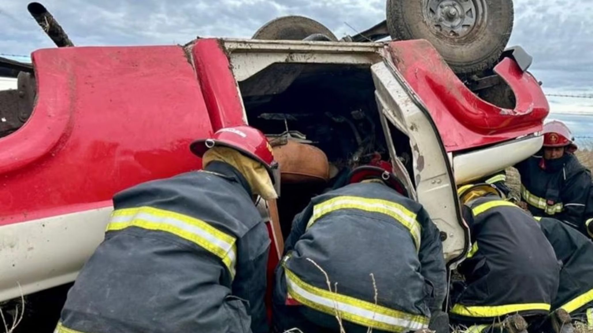 Tras volcar, un joven falleció por quedar atrapado bajo la camioneta: la familia denuncia al conductor por abandono