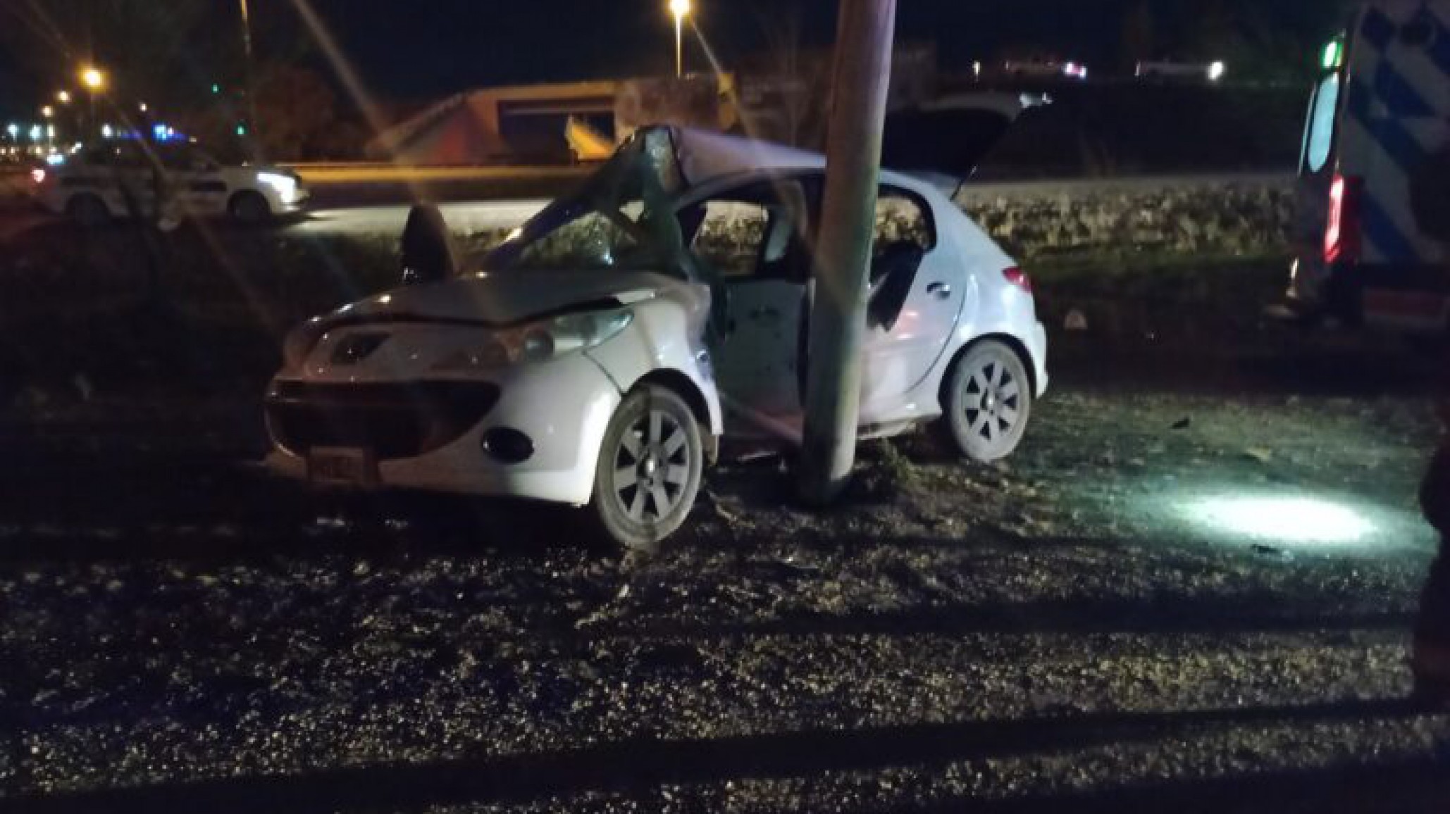 Dos jóvenes terminaron heridos al chocar contra un poste de energía cerca del Predio Ferial