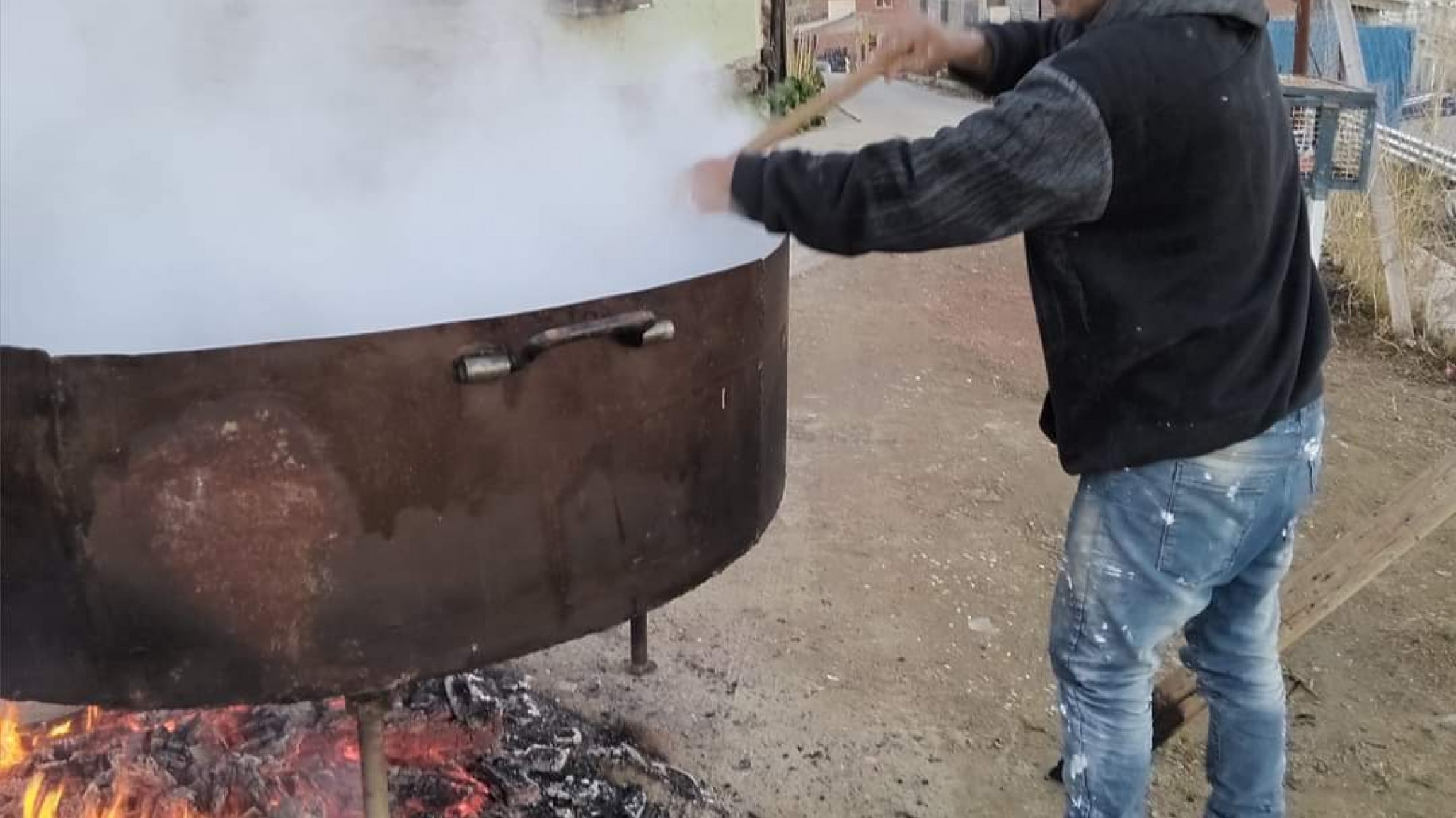 1000 viandas solidarias: "Faltan un gancho de chorizo más y $70,000 para las bandejas"