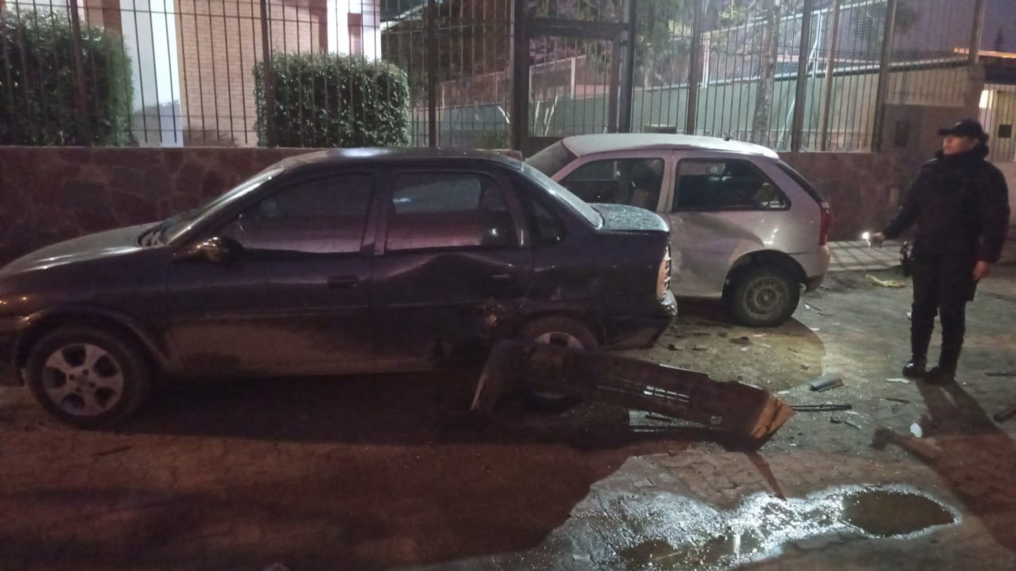 Conducía sin licencia ni seguro y chocó contra dos autos estacionados