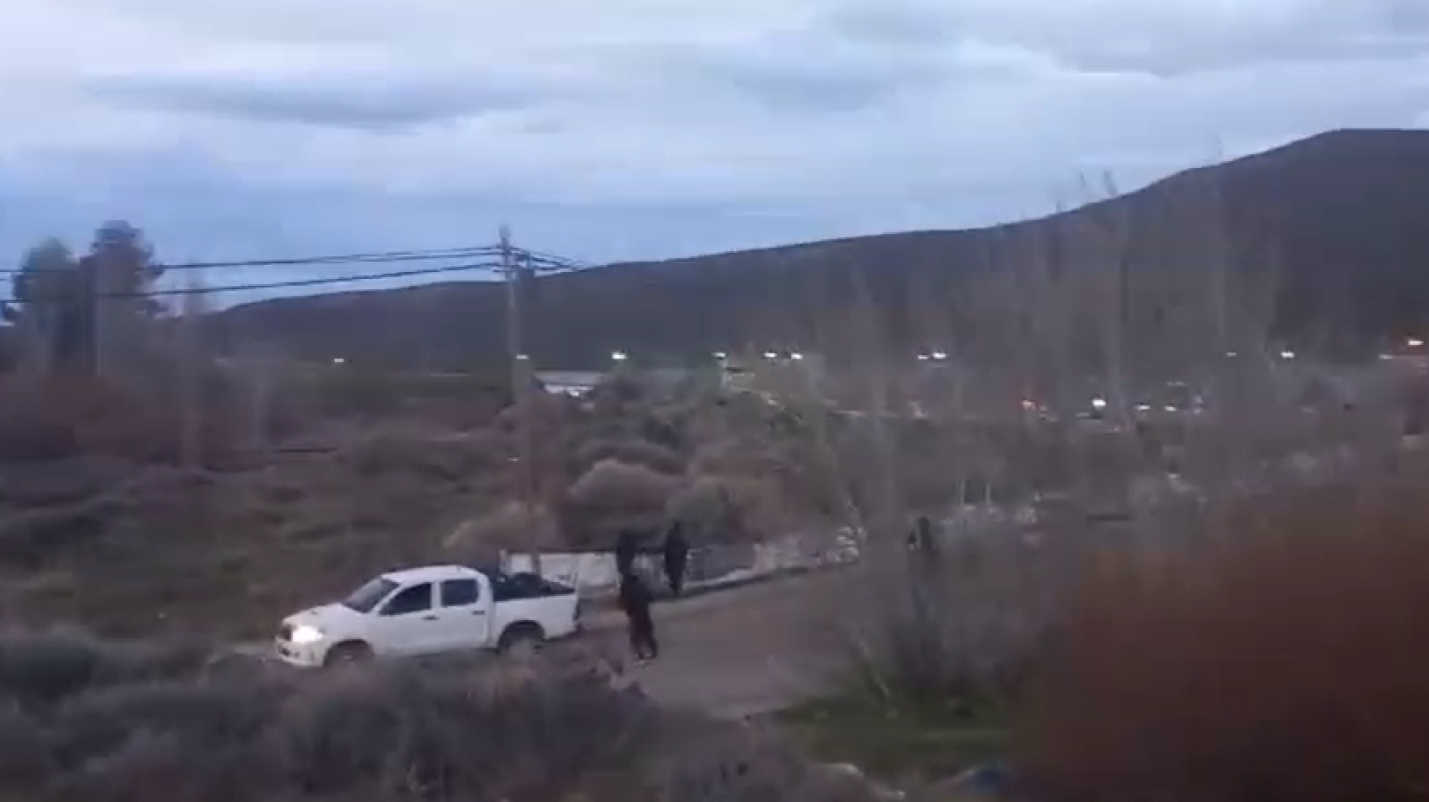 Un enfrentamiento entre hinchas y policía dejó un herido de bala y un comisario lesionado