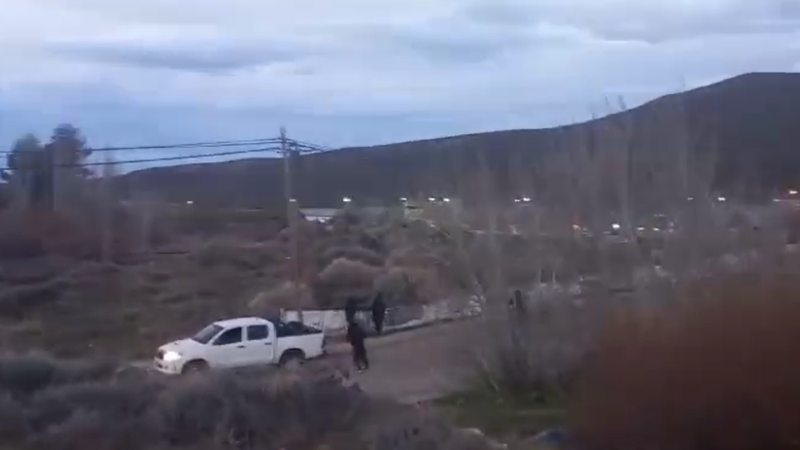 Un enfrentamiento entre hinchas y policía dejó un herido de bala y un comisario lesionado