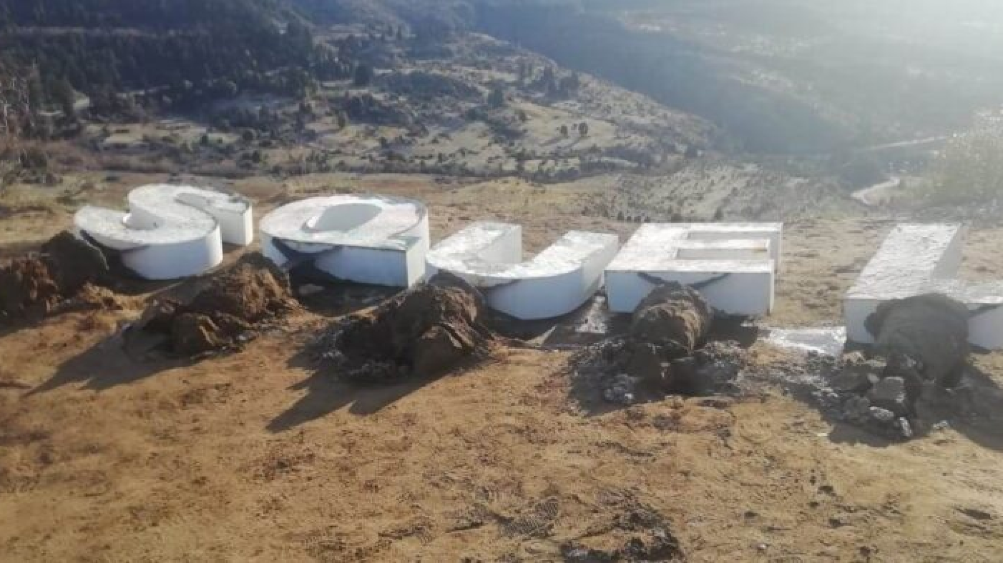 Vandalizan el imponente cartel de Esquel: un golpe al arte y la comunidad