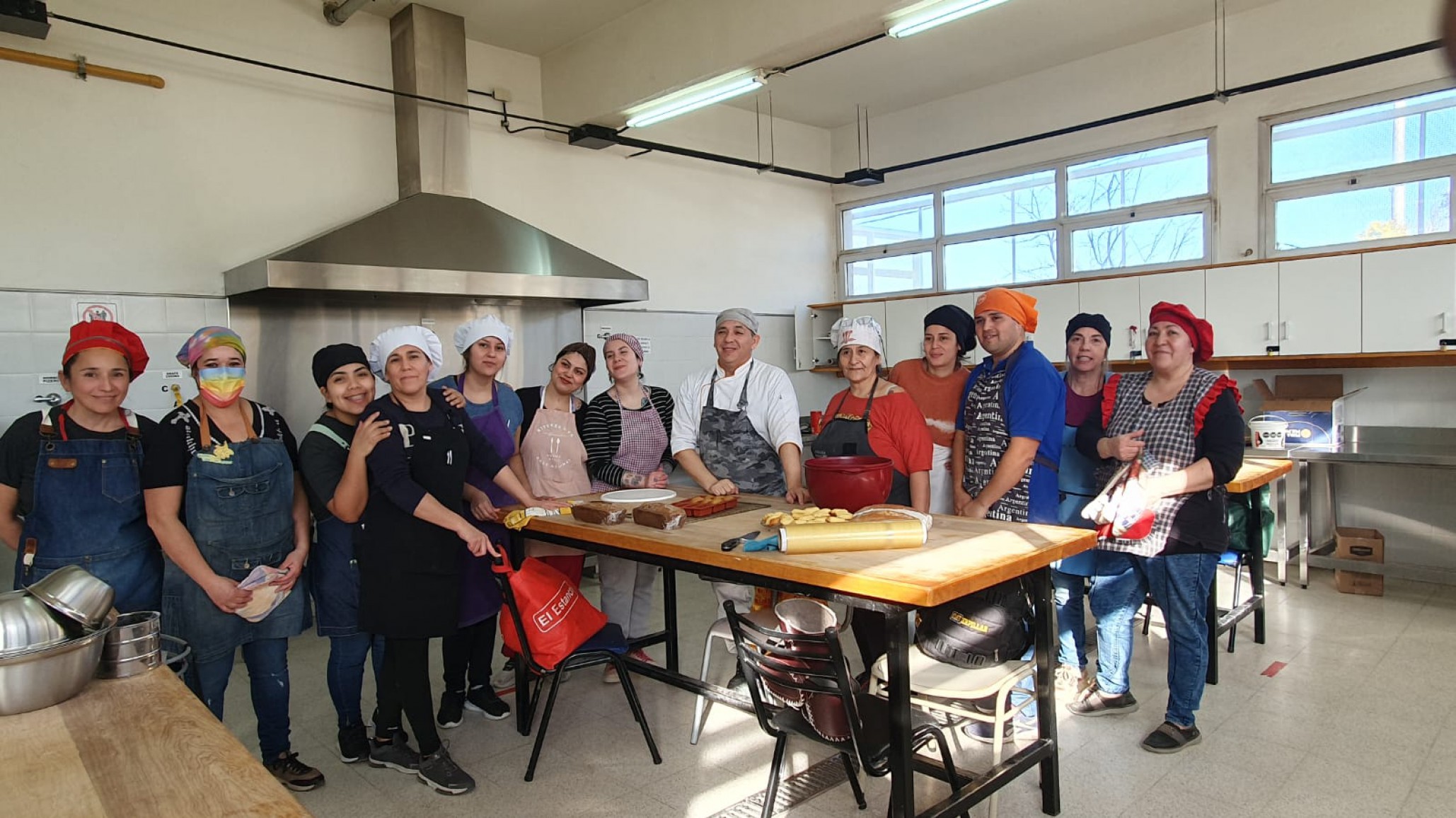 Alumnos de la 652 venden lo que producen para mejorar su equipamiento culinario