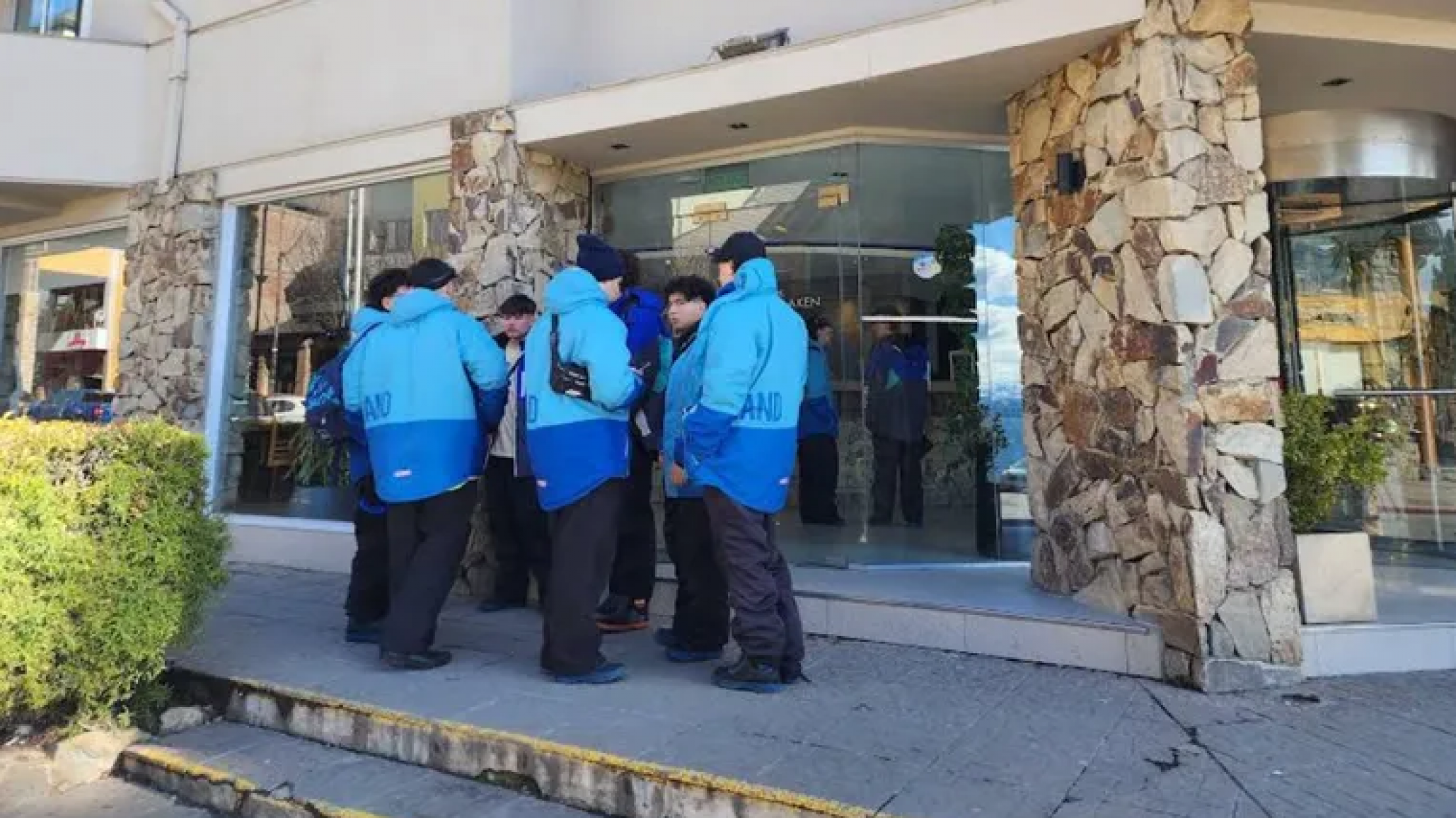 Bariloche: Un egresado lucha por su vida tras caer de un sexto piso