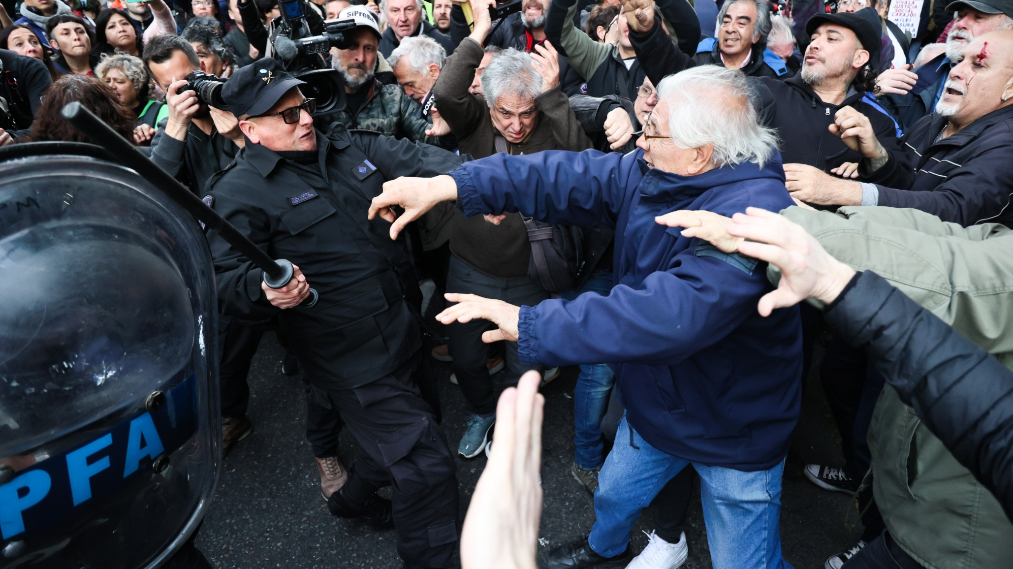 Gases lacrimógenos y golpes: Brutal represión a jubilados