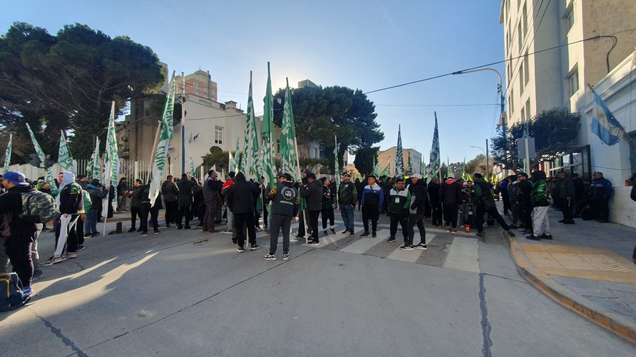 Mientras se realiza una nueva movilización de gremios, el intendente anunció una convocatoria para el viernes