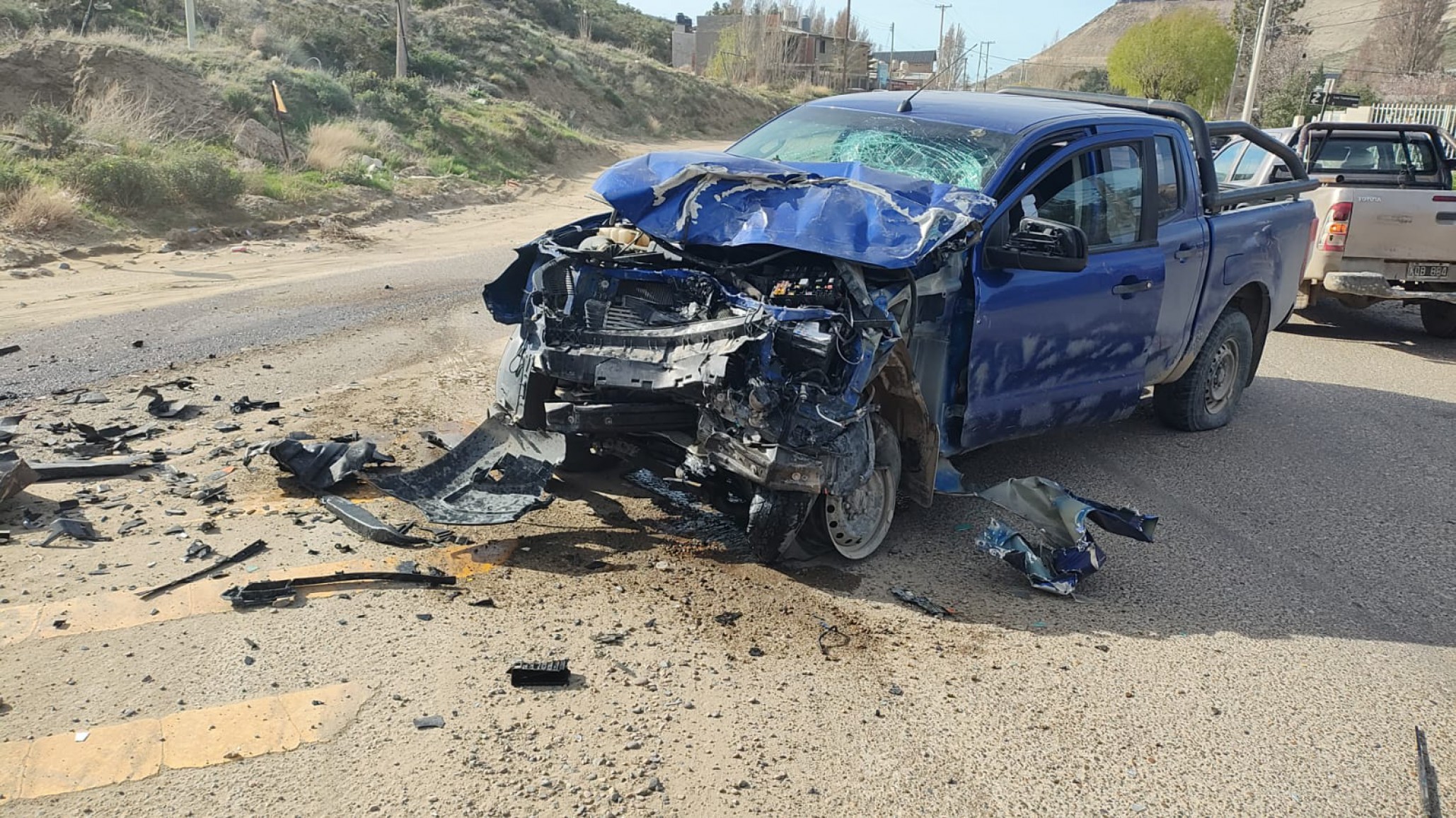 Comodoro: Perdió el control de su vehículo y chocó contra un colectivo con menores en su interior