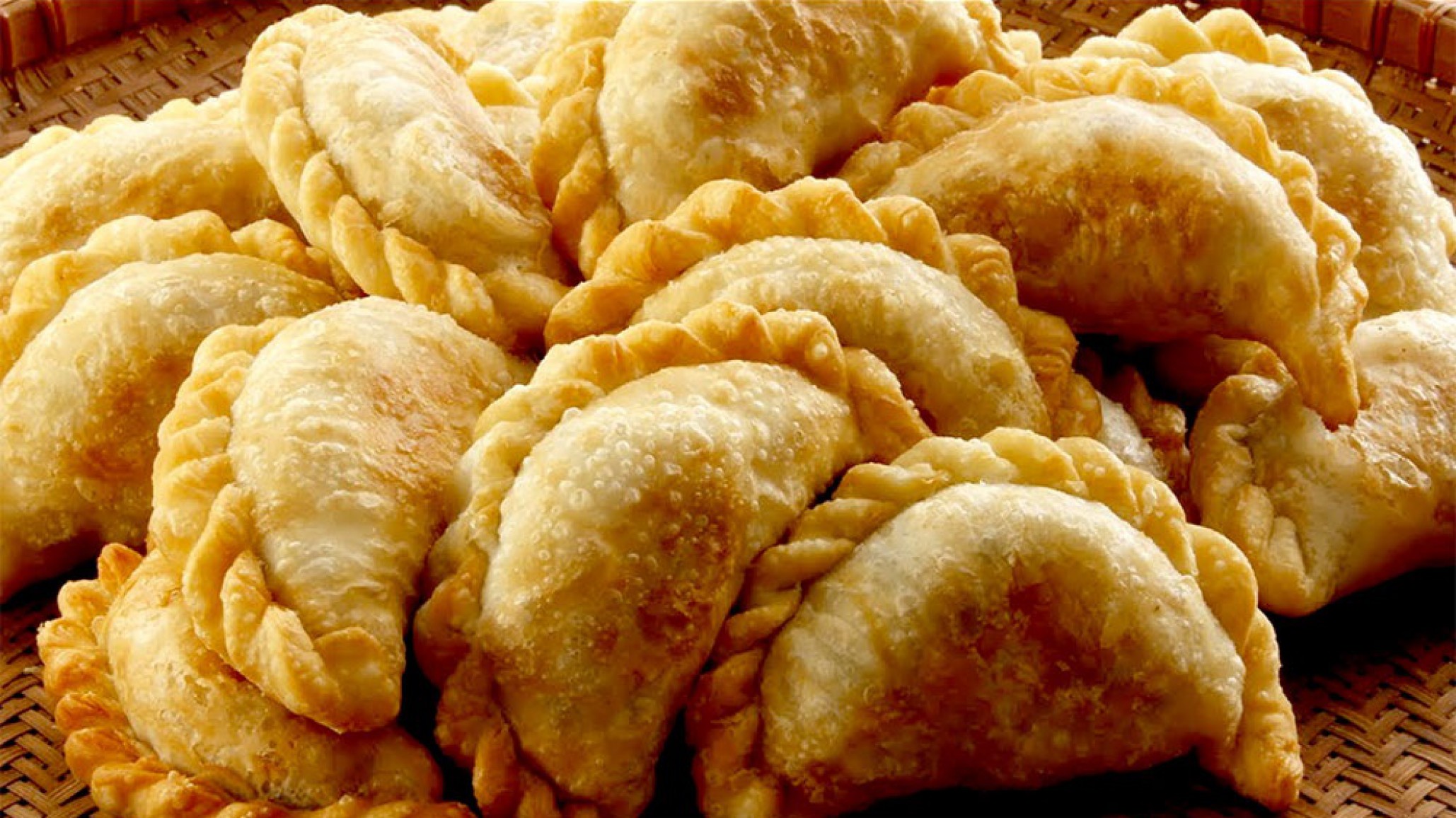 Gran venta de empanadas para cubrir los gastos médicos de una joven con cáncer