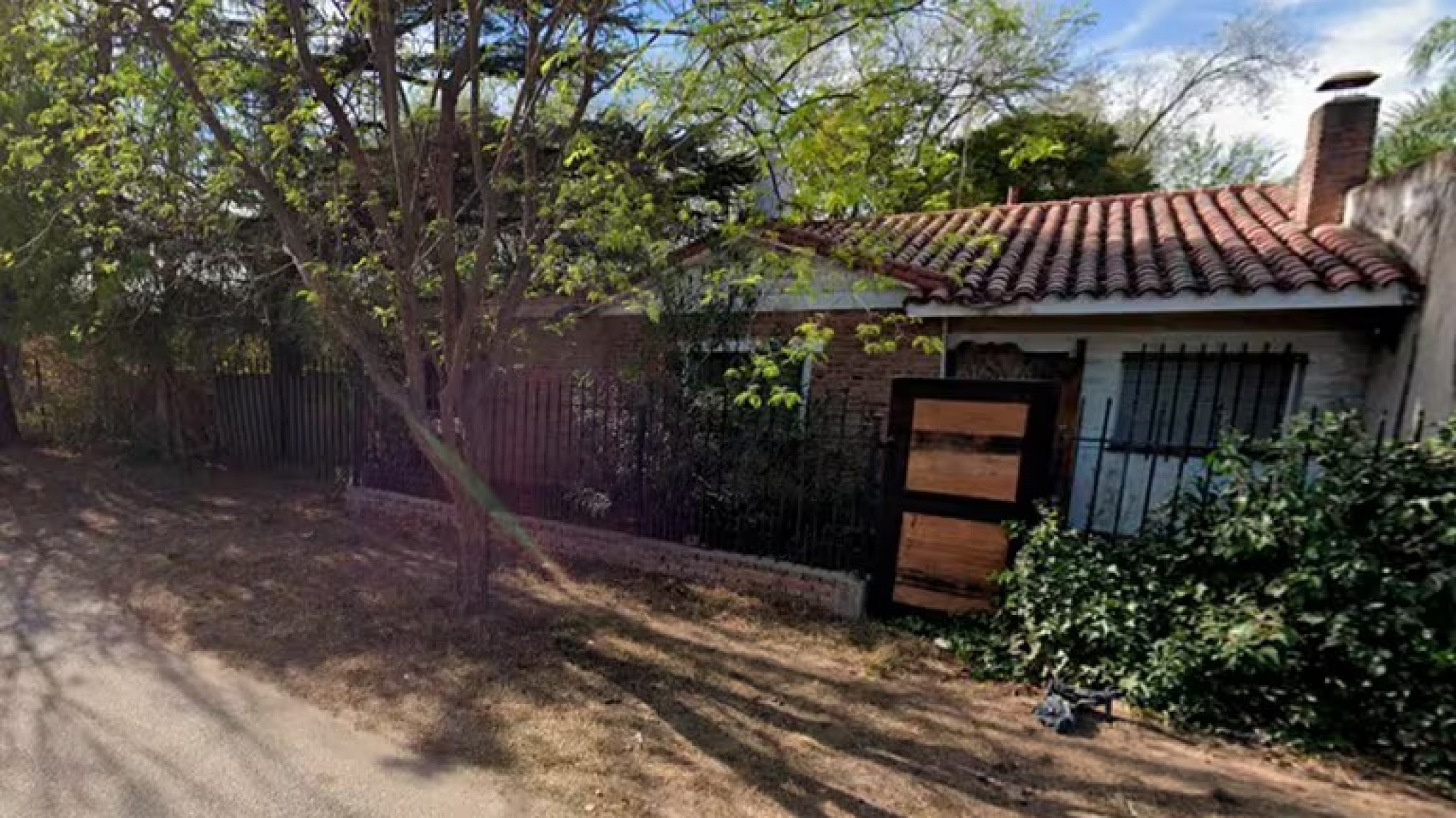 Vecinos alertaron por olores fétidos y descubrieron que una mujer convivía con los cadáveres de sus hermanos