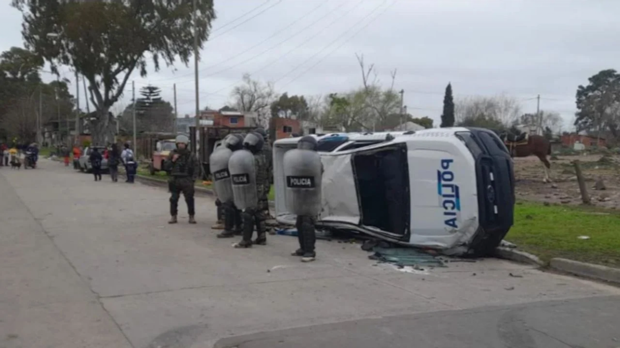Un móvil policial atropelló a una mujer y su hijo de 2 años