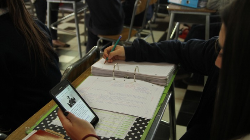 Proponen prohibir el uso de teléfonos celulares en las escuelas primarias de Chubut