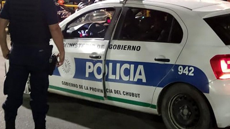 Lo sacaron a la fuerza tras insultar a una empleada en la YPF y pegarle a un policía
