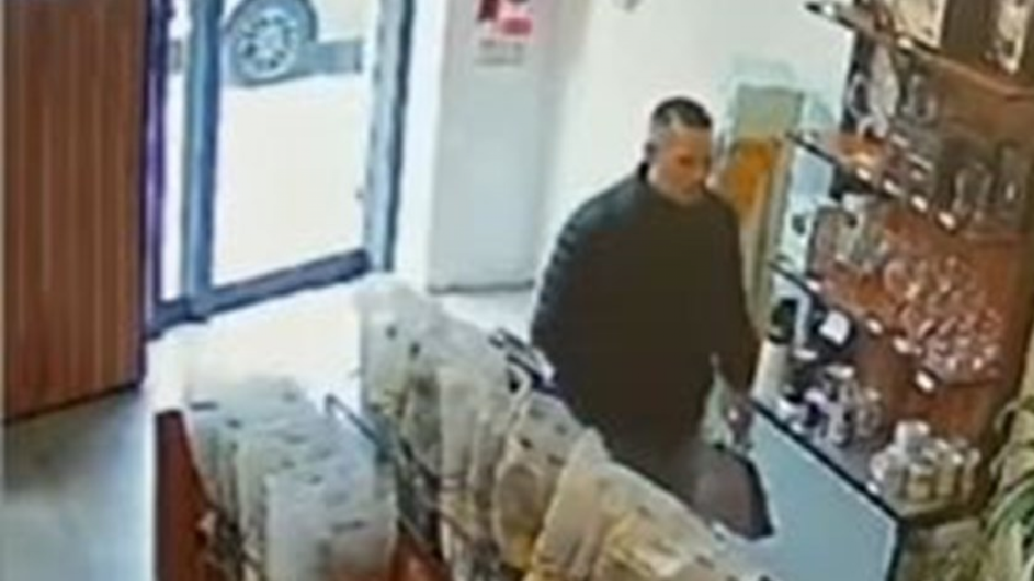 Intentó abusar sexualmente de una empleada y está prófugo