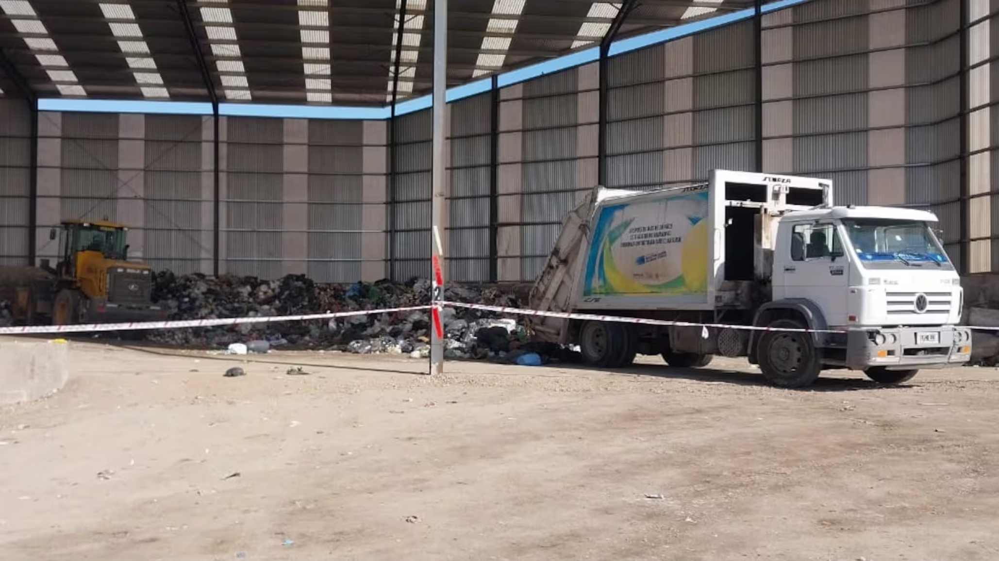 Tragedia fatal: Un empleado municipal murió aplastado por una pala