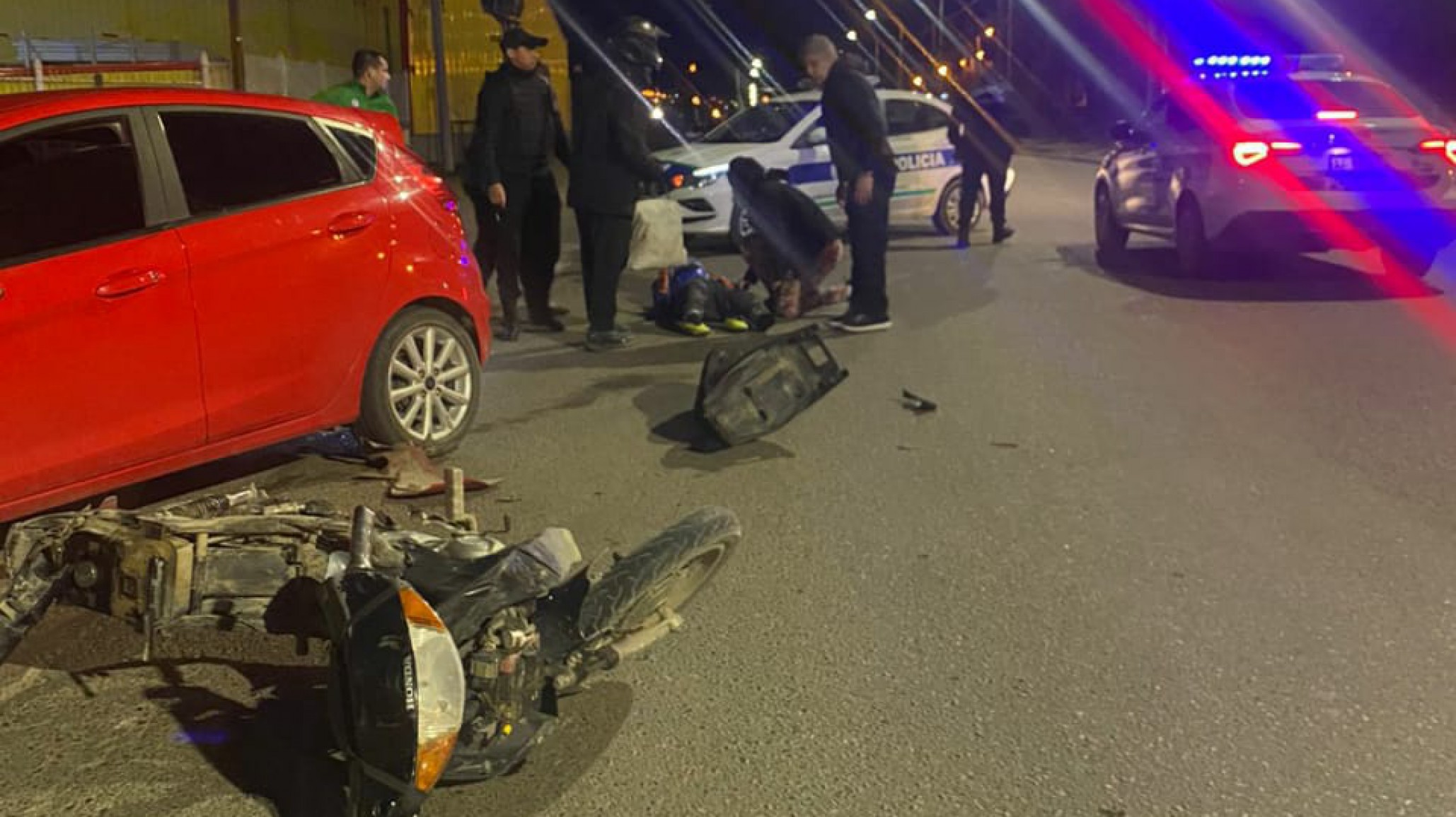 Un motociclista chocó y su hijo de 9 años terminó con lesiones en la pierna