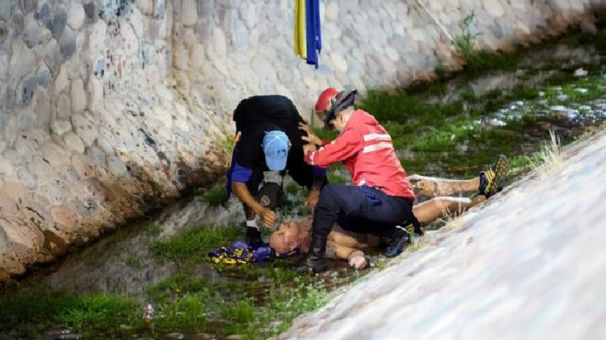 Hincha xeneize cayó a una fosa desde la tribuna en el partido de Boca - Talleres