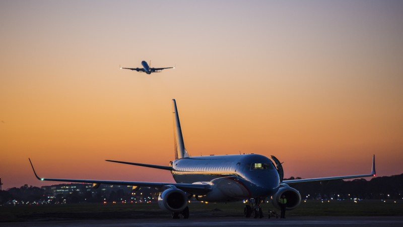 Tras el paro de aeronáuticos, el Gobierno anunció que reglamentará la esencialidad en el servicio comercial