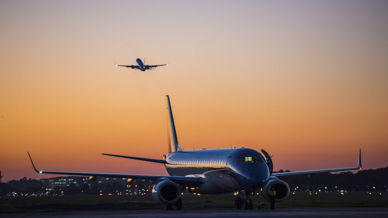 Tras el paro de aeronáuticos, el Gobierno anunció que reglamentará la esencialidad en el servicio comercial