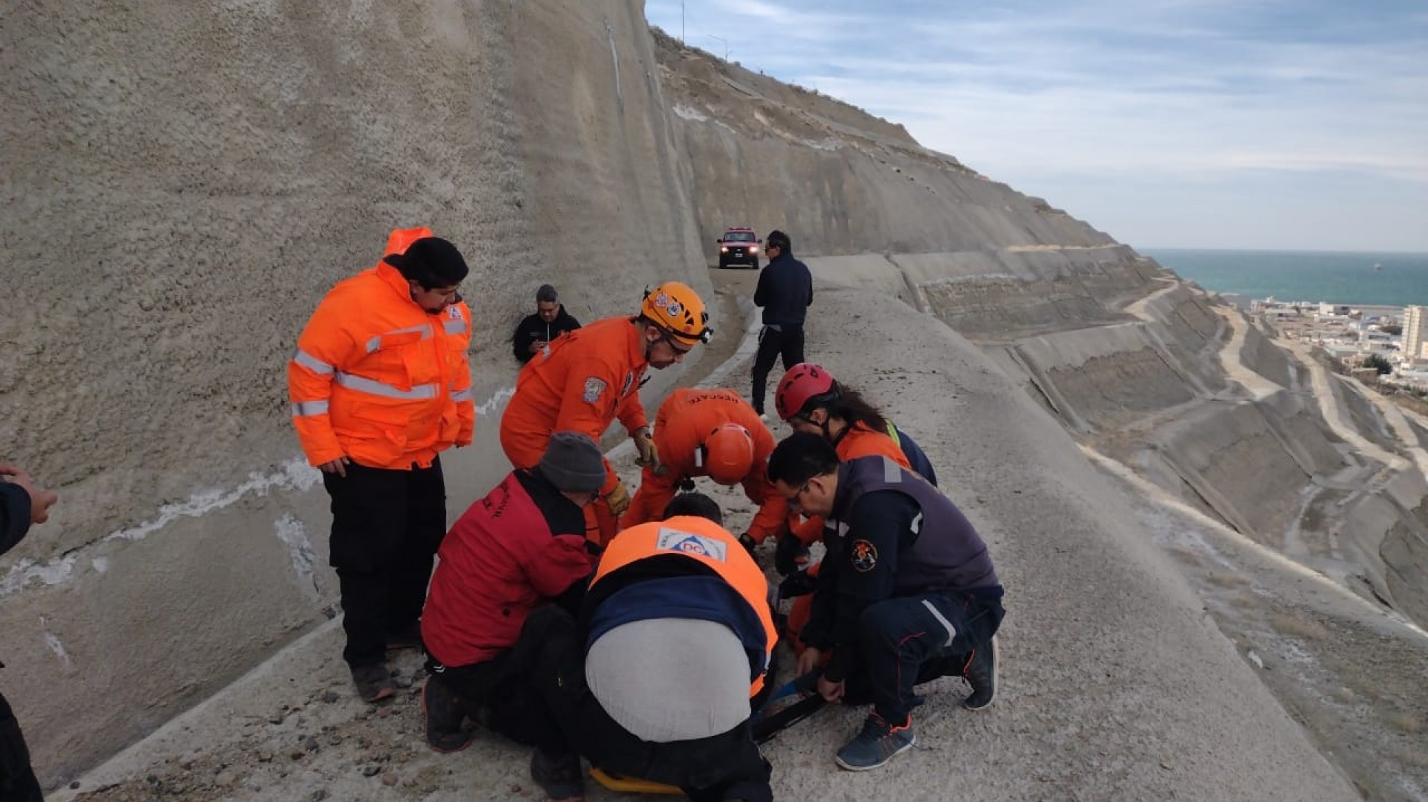 Así rescataron al ebrio que cayó seis metros desde el Cerro Chenque: "Tenía fracturas y mucho dolor"
