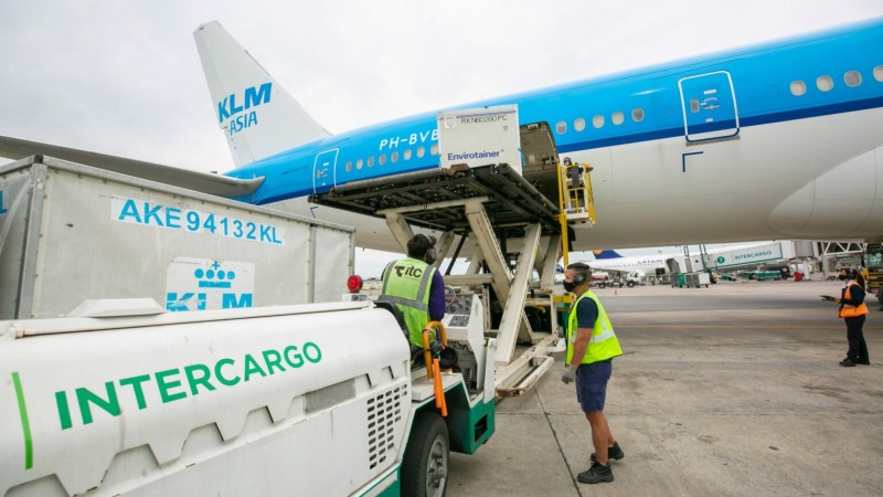 Trabajadores de Intercargo realizan asambleas en Ezeiza y Aeroparque: "Se verán afectadas 28 operaciones aéreas"