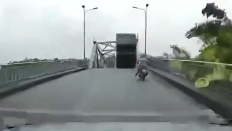 Video viral: Un conductor grabó el momento exacto del derrumbe que dejó 13 desaparecidos