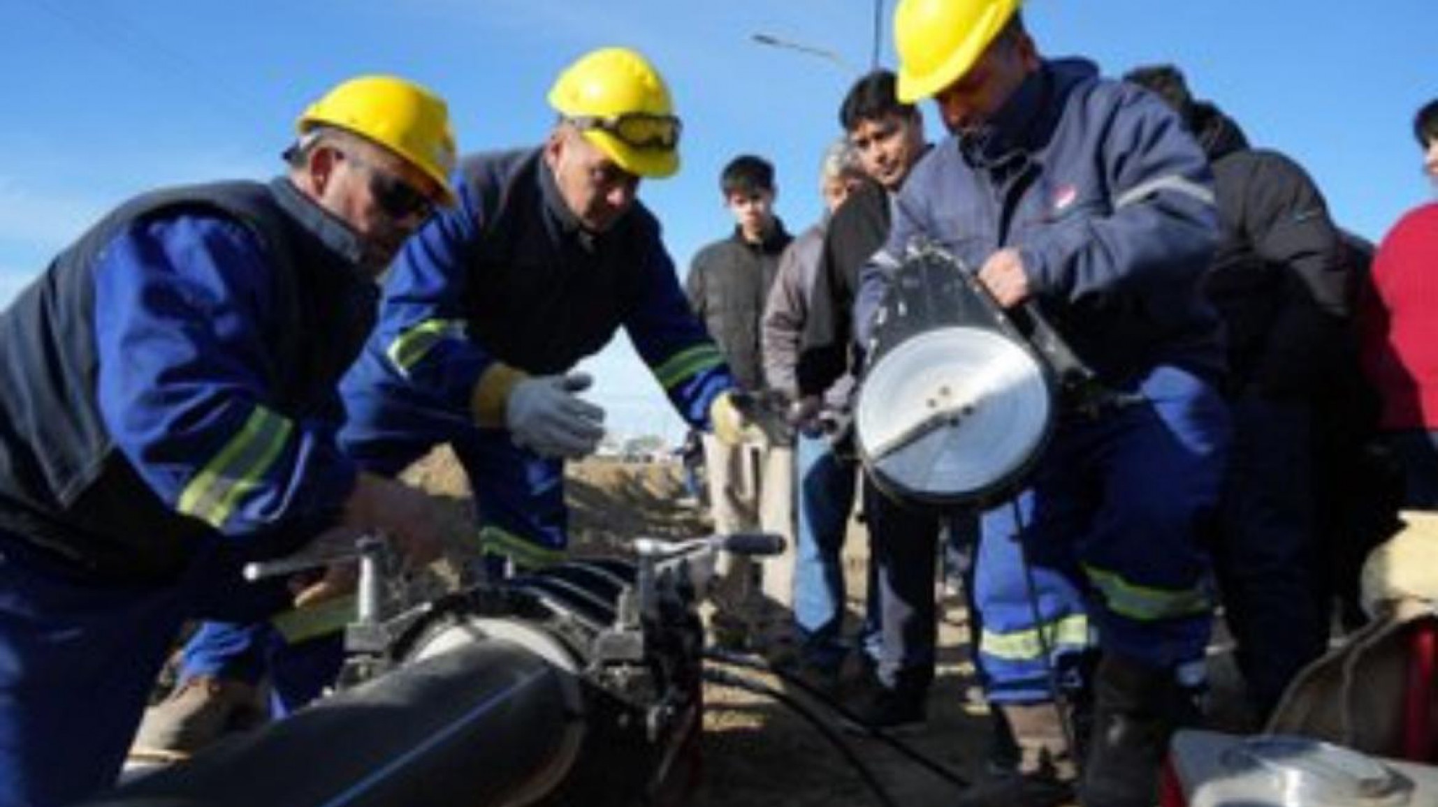 Vidal supervisó una obra que llevará agua a 150 vecinos de Caleta Olivia que esperan hace 11 años