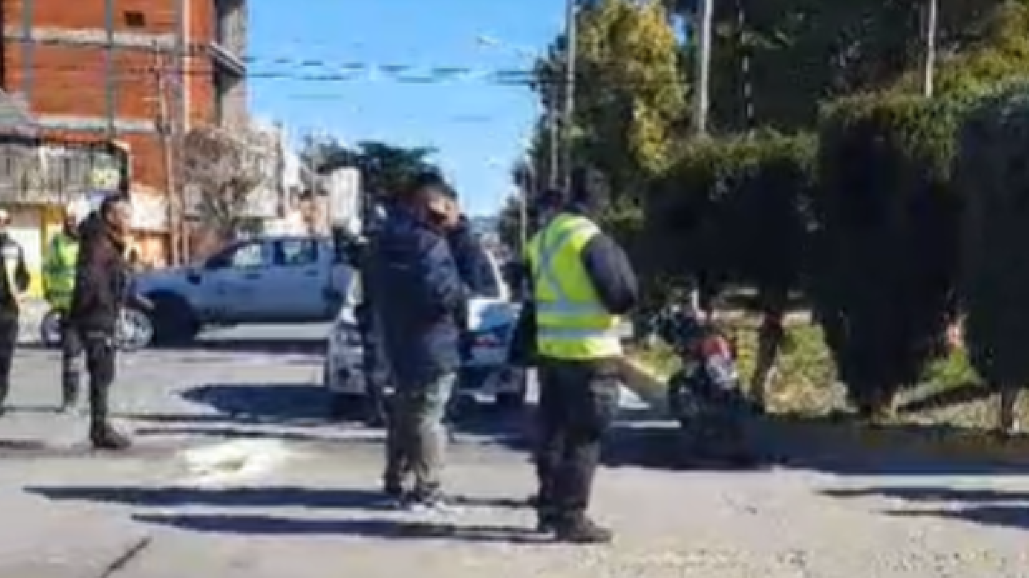 Accidente en plena esquina: hubo un choque entre una moto y una camioneta