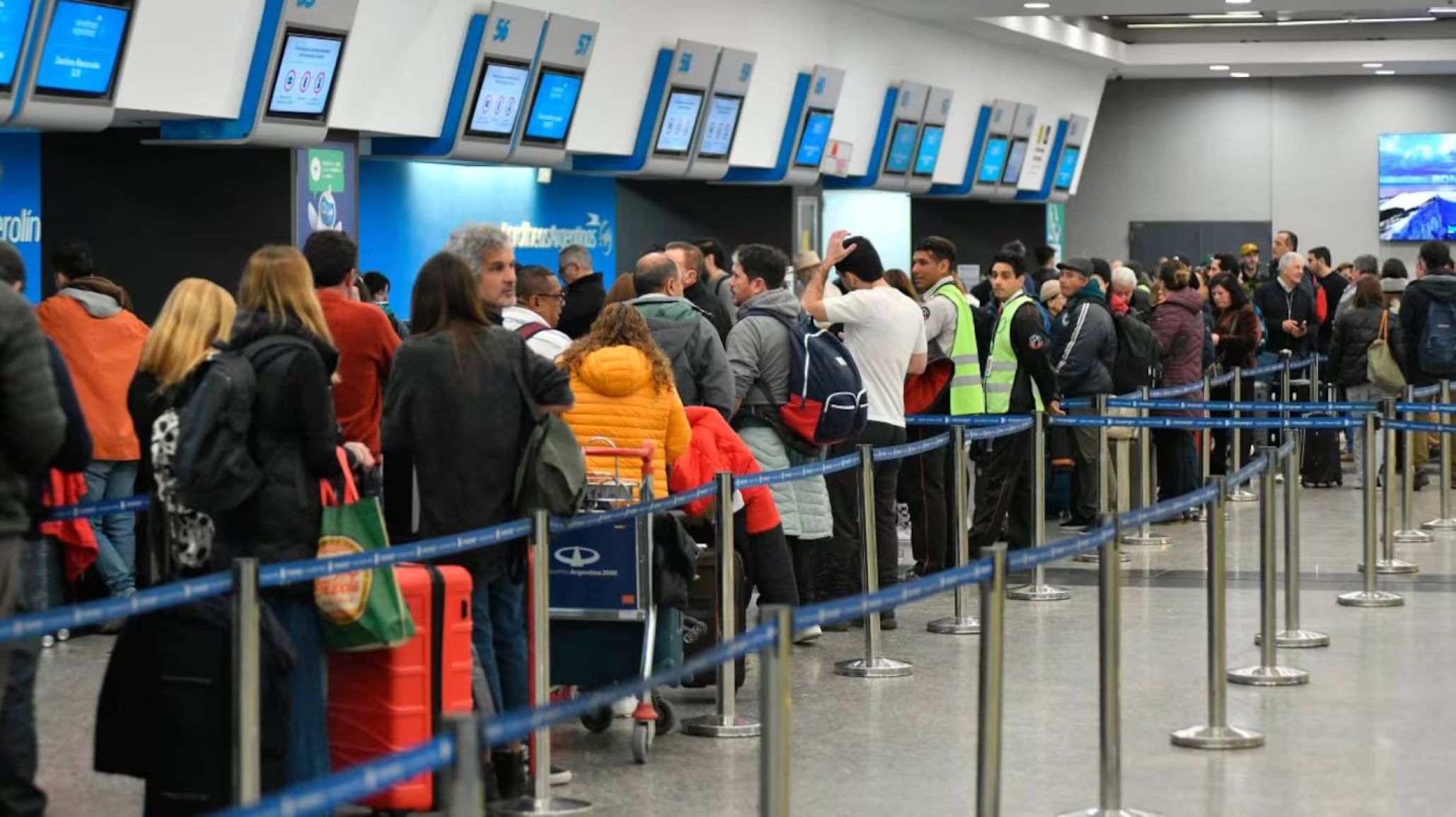 Asambleas sorpresivas de gremios aeronáuticos en los principales aeropuertos de Argentina