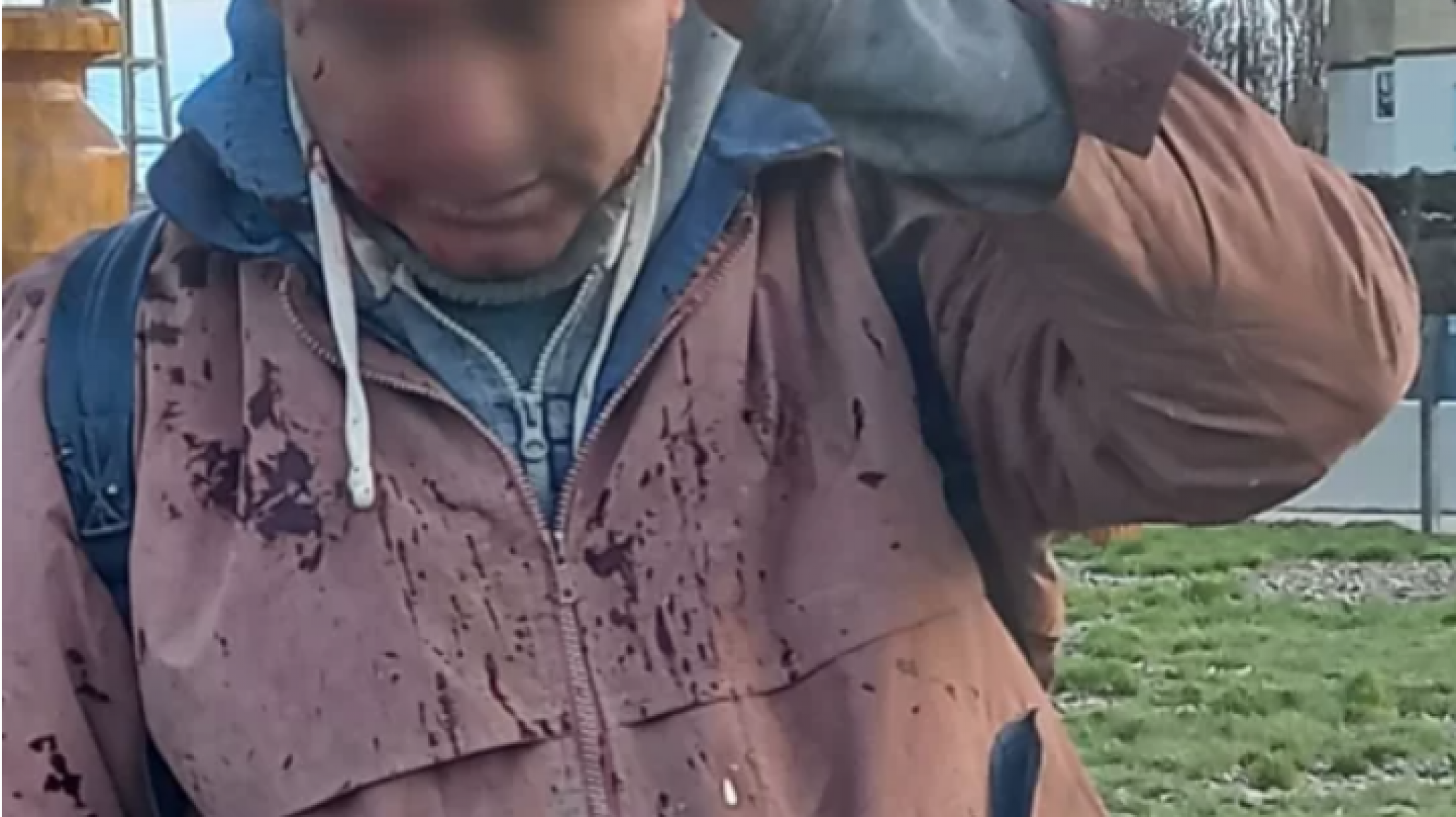 Enfrentó junto a su novio al hombre que la acosó tres días y se indignó porque lo dejaron libre