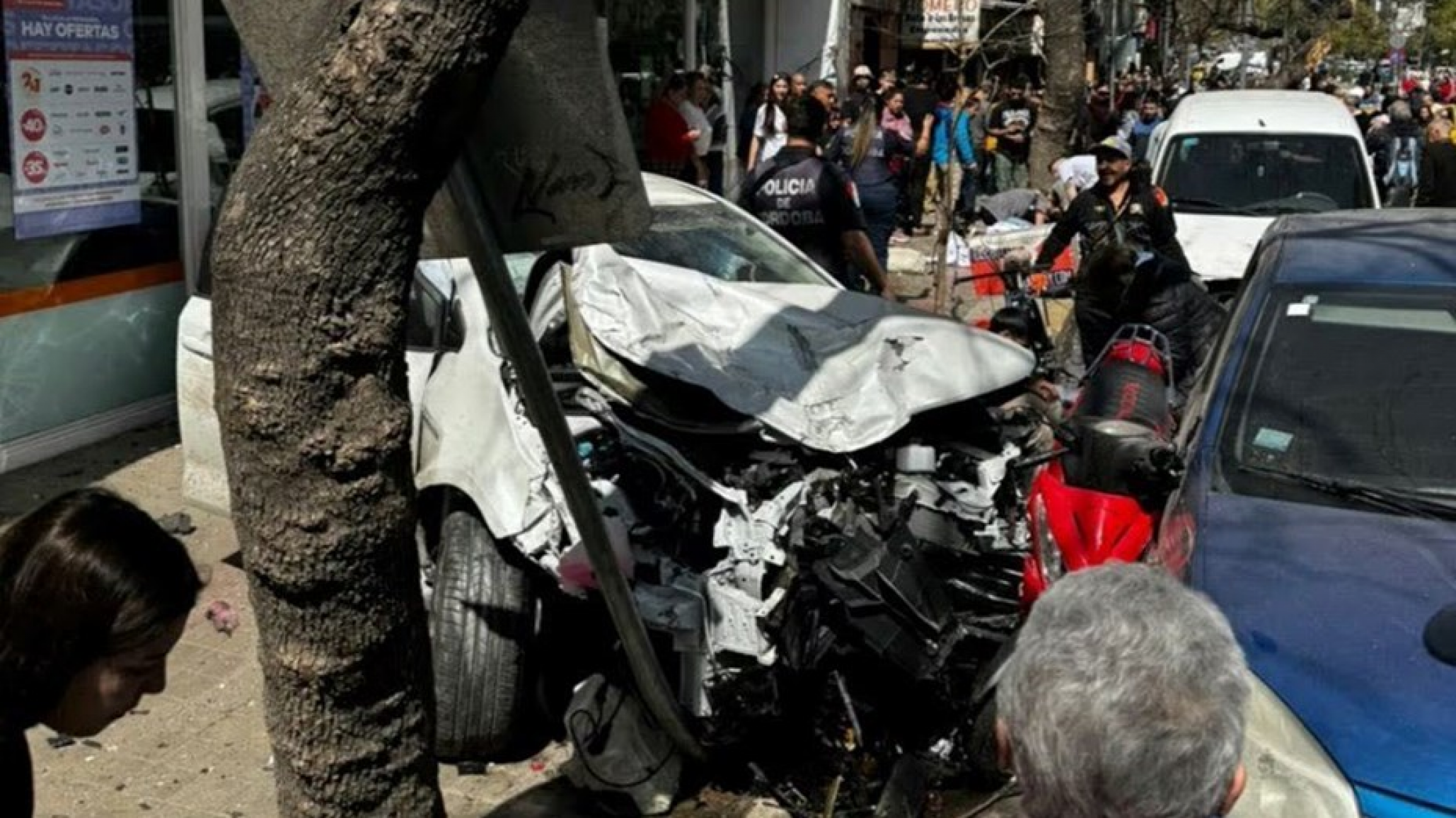Caos y tragedia en el centro de Córdoba: atropelló a más de 30 personas