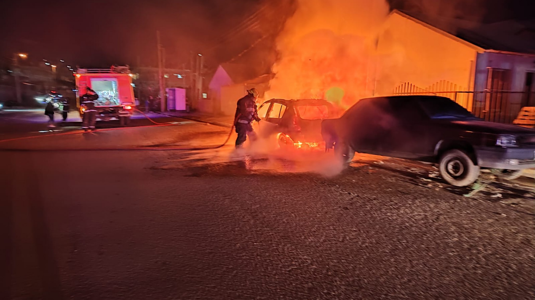 Incendio: El fuego arrasó con un auto, pero los bomberos lograron contenerlo