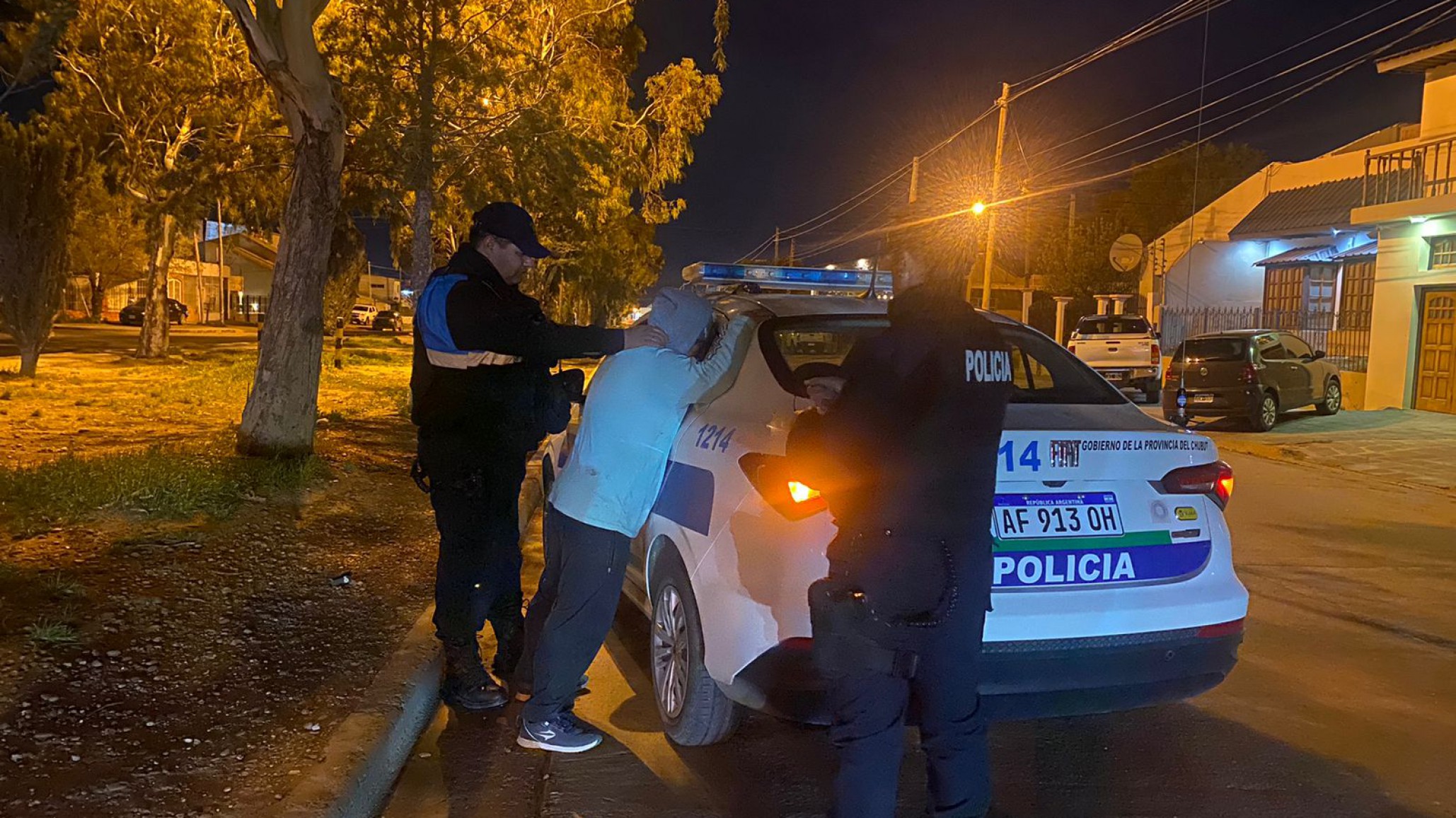 Cayeron por robar ravioles y pollo tras escalar el paredón de un supermercado