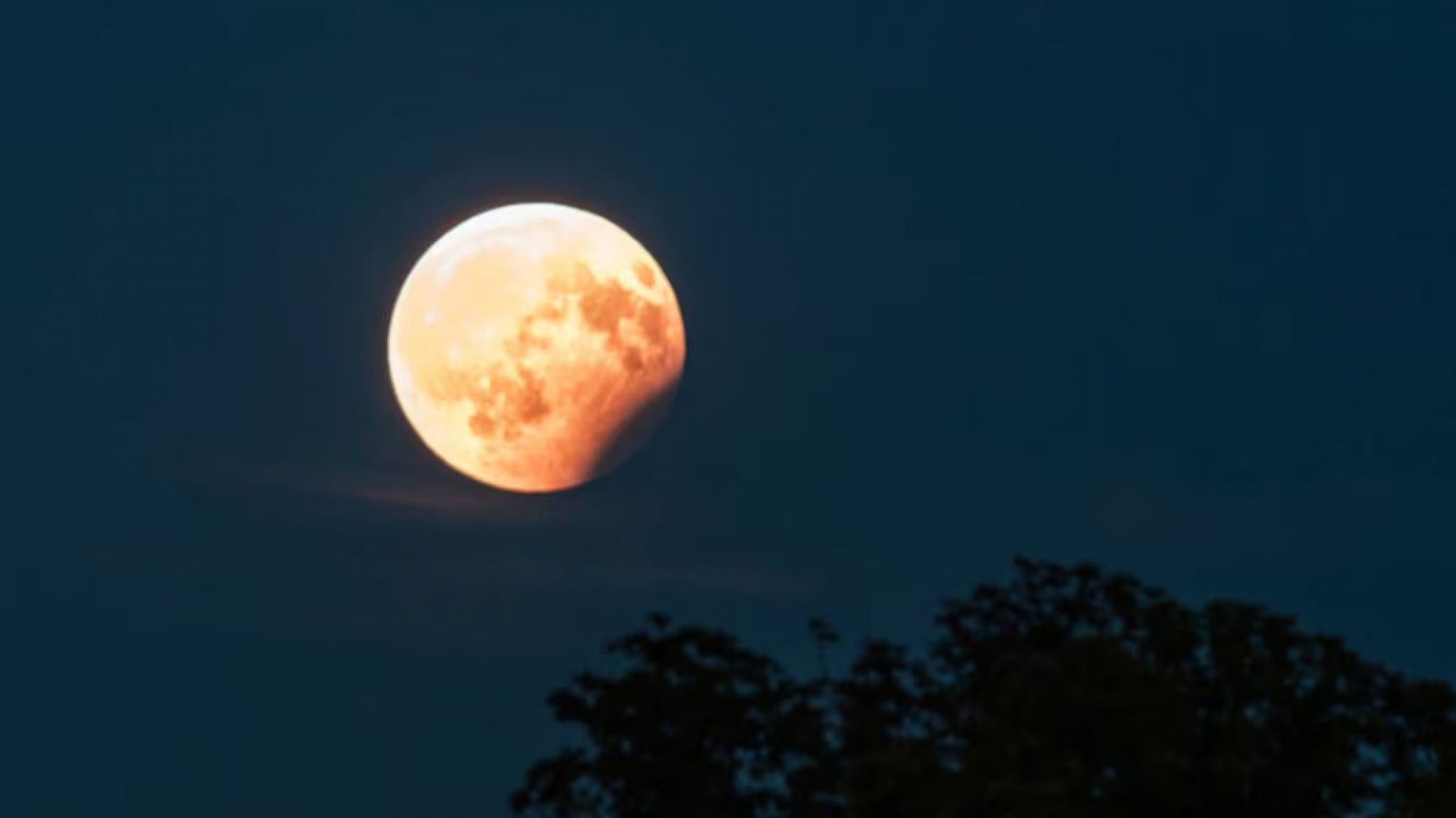 Este martes se podrá ver el eclipse lunar más largo del año en Argentina