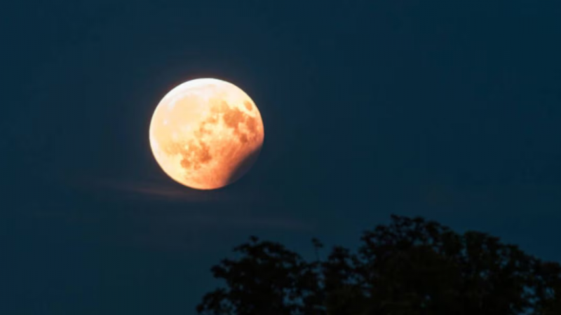 Este martes se podrá ver el eclipse lunar más largo del año en Argentina