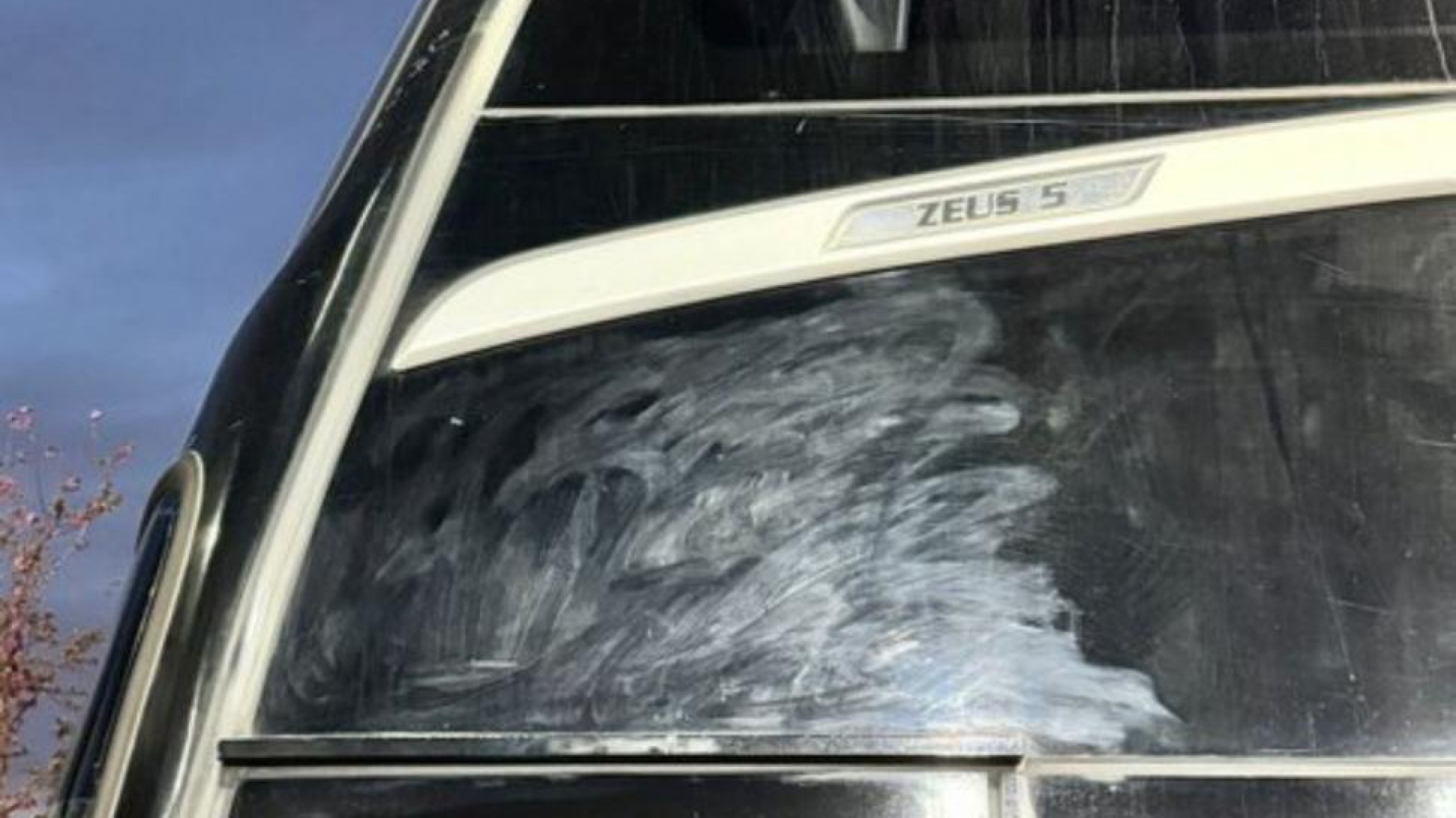 Atacaron a piedrazos el micro de River antes del partido contra Colo Colo