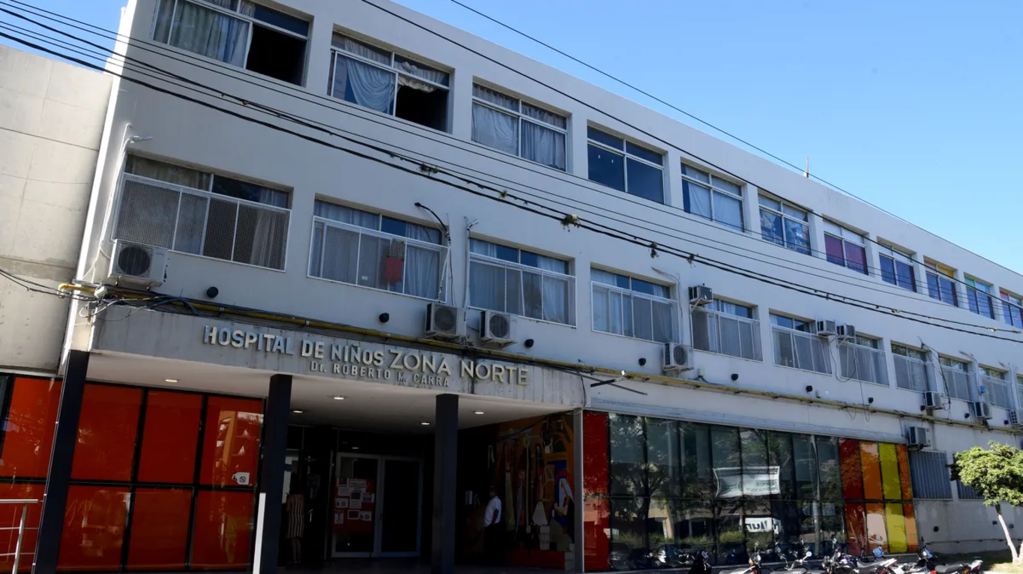 Joven de 21 años abandonó a su bebé recién nacido en una plaza y murió: "lo colocó en una caja"