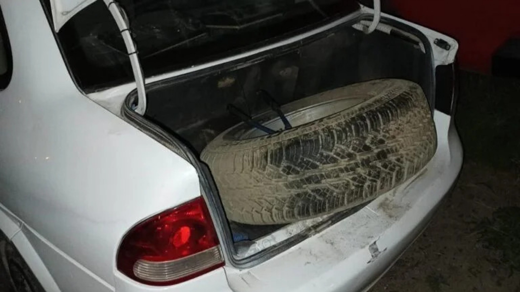 Lo sorprendieron robando cubiertas y terminó detenido