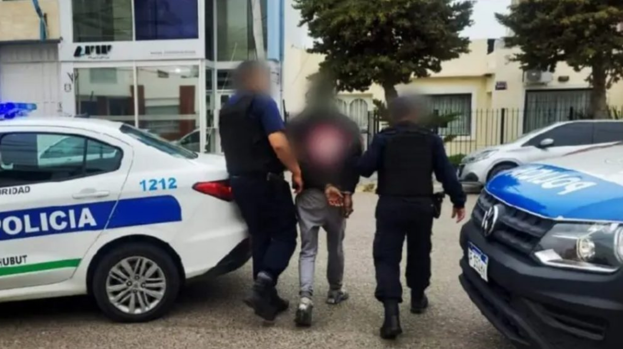 Un empleado lo descubrió robando perfumes de la góndola y terminó detenido