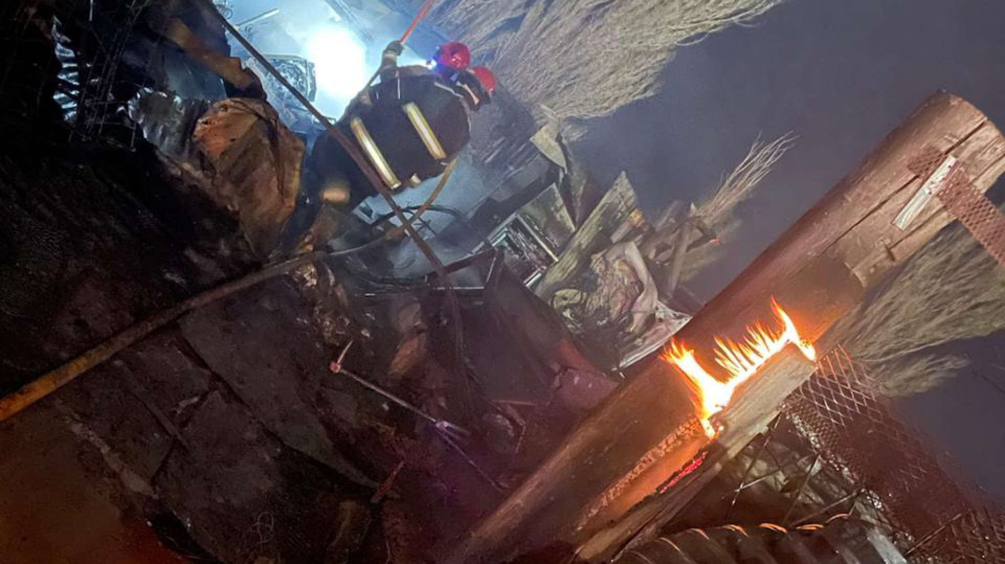 Incendio: Las llamas consumieron una vivienda durante la madrugada