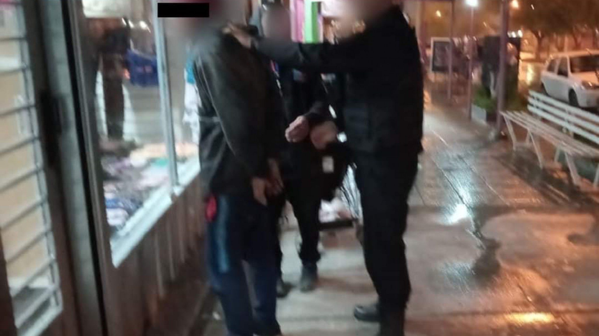 Detenido por disturbios y con pedido de captura por tentativa de hurto en Comodoro