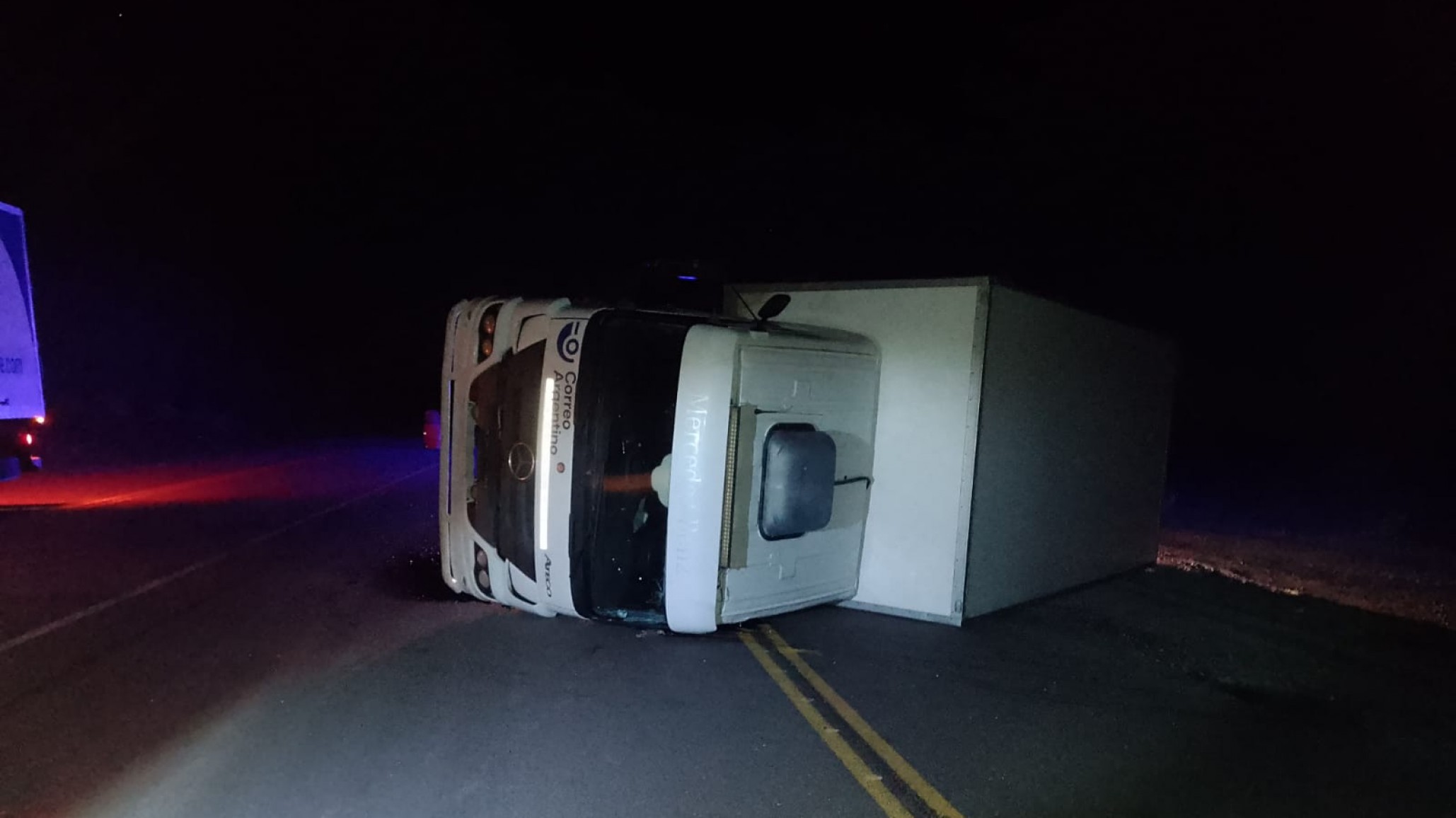 Volcó un camión del Correo Argentino en la Ruta 3