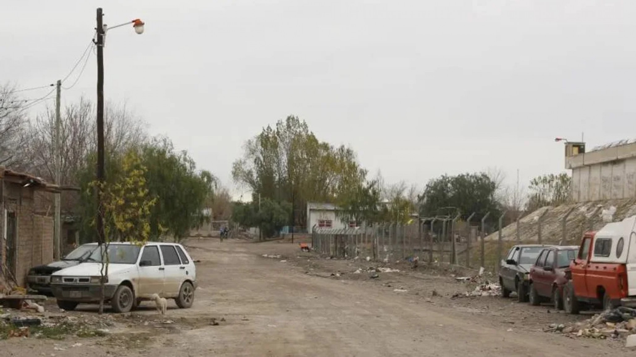 Padre e hijo fueron baleados en la vereda de su casa